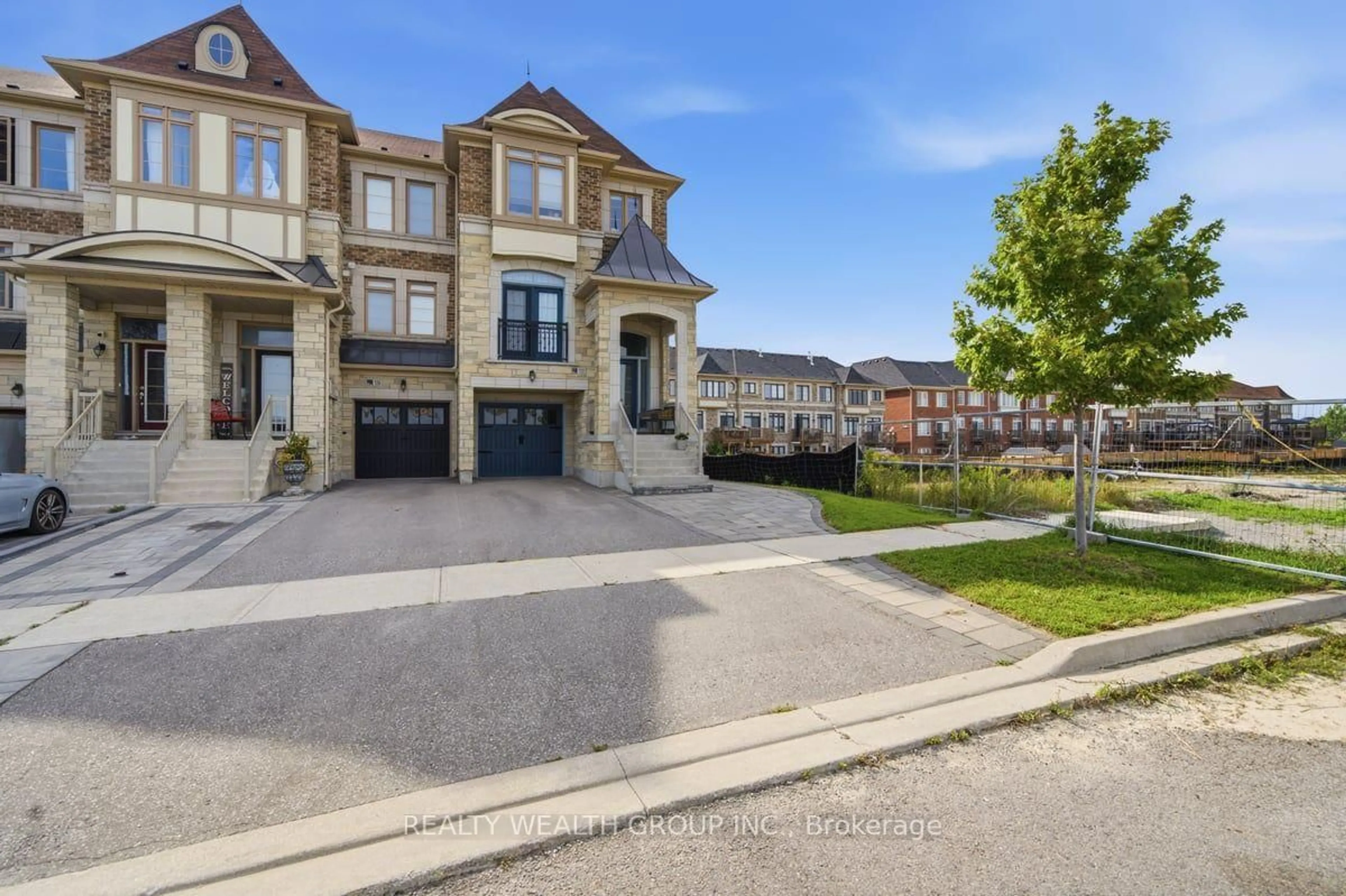 A pic from outside/outdoor area/front of a property/back of a property/a pic from drone, street for 122 Dundonnell Pl, Vaughan Ontario L4H 4R8