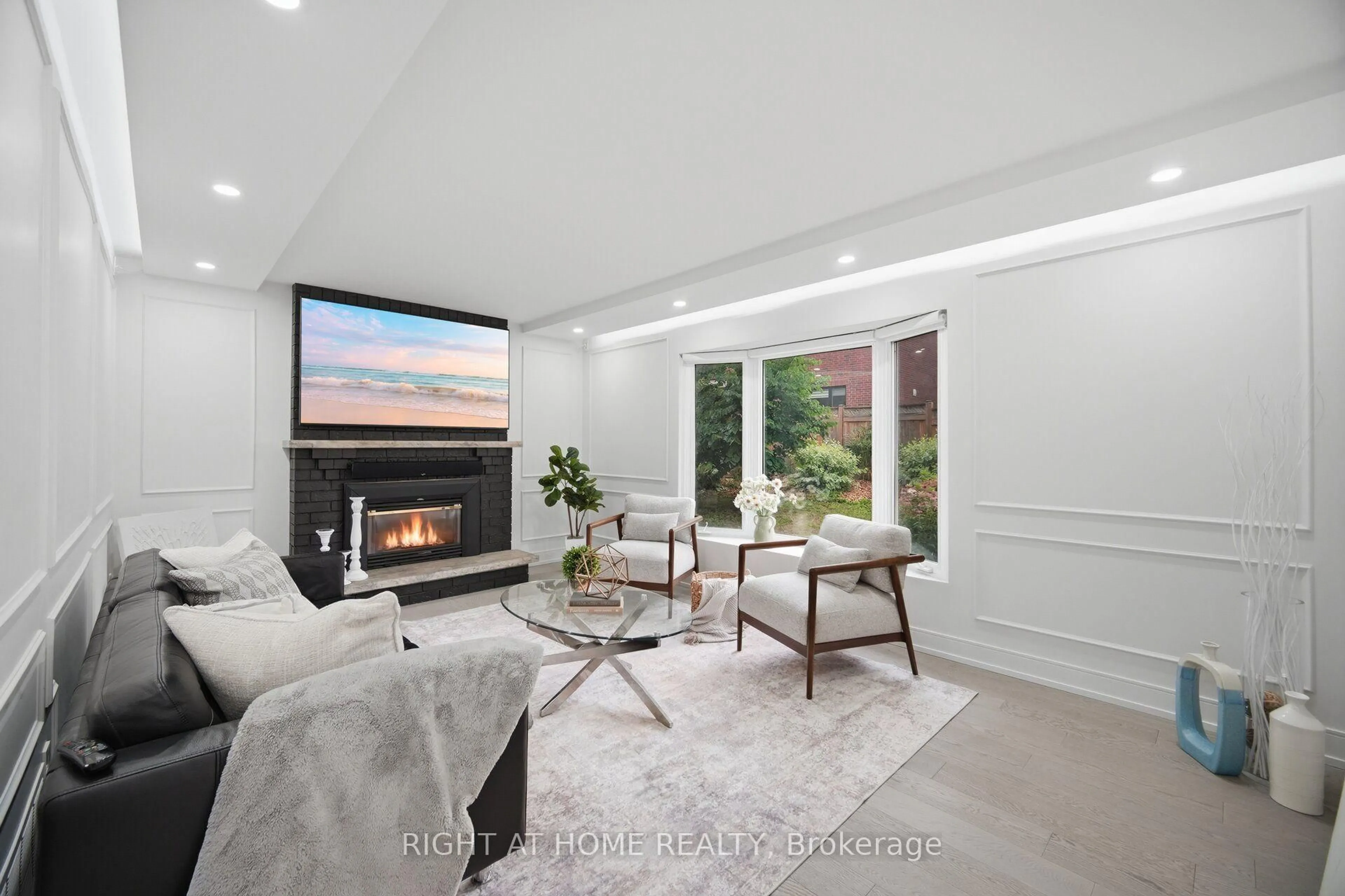 Living room with furniture, unknown for 4 Simmons Cres, Aurora Ontario L4G 6B4