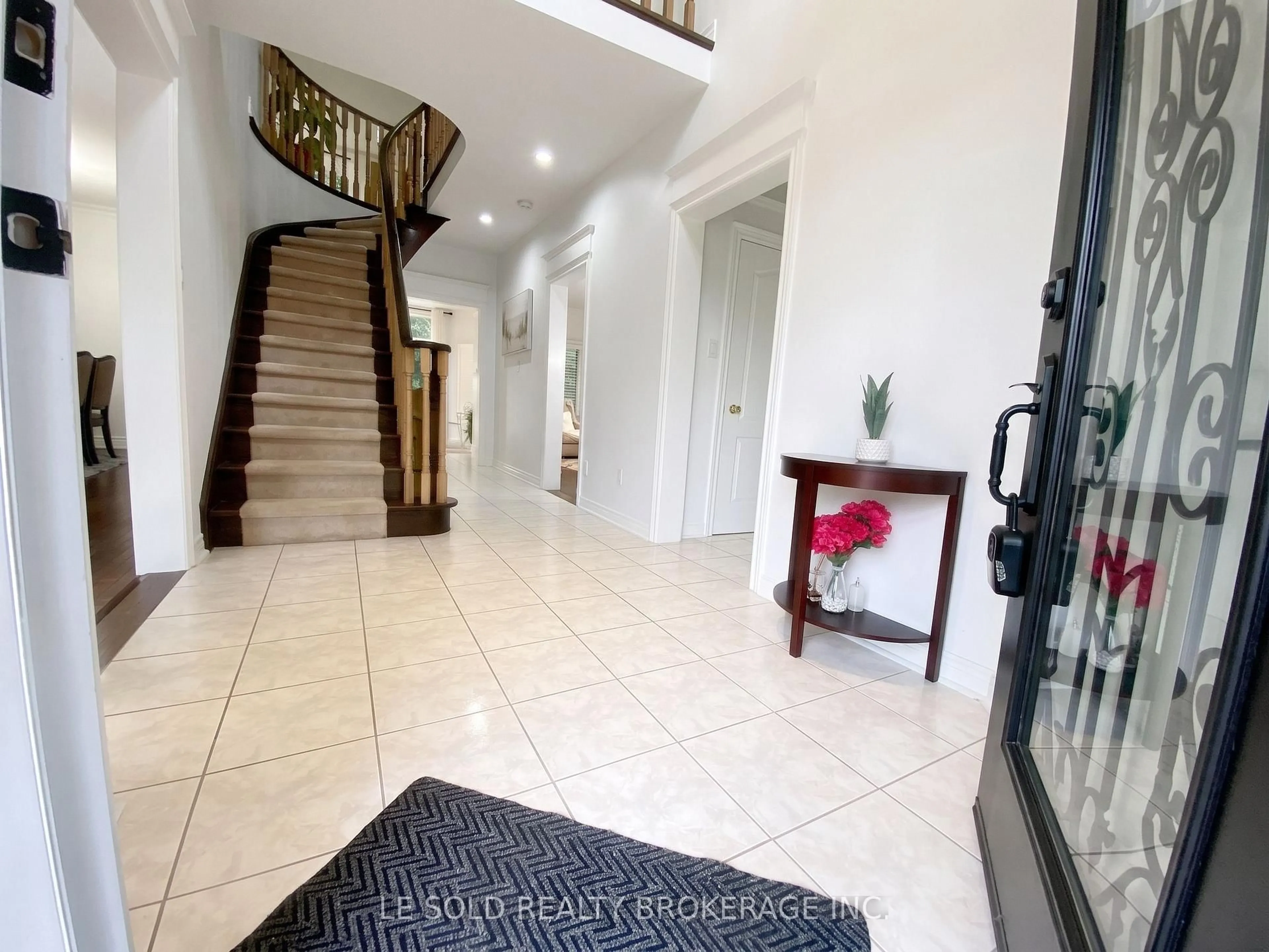 Indoor foyer for 76 Larratt Lane, Richmond Hill Ontario L4C 0E2