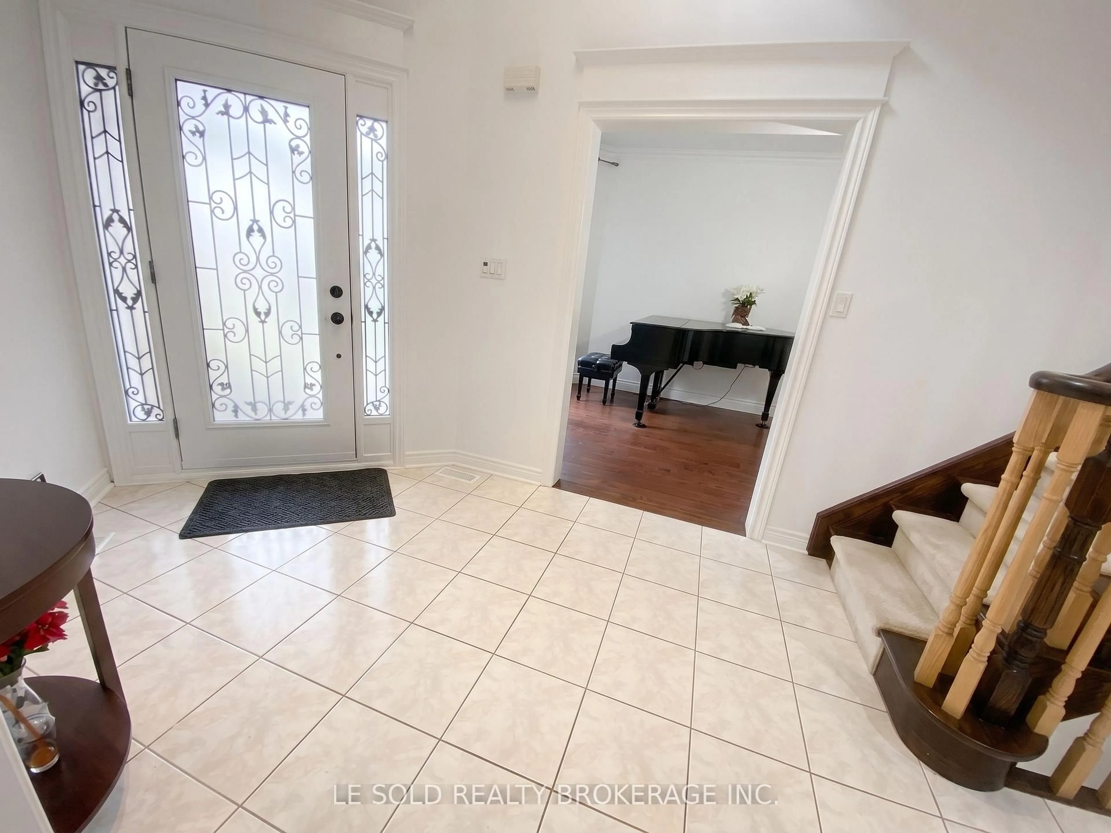 Indoor entryway for 76 Larratt Lane, Richmond Hill Ontario L4C 0E2