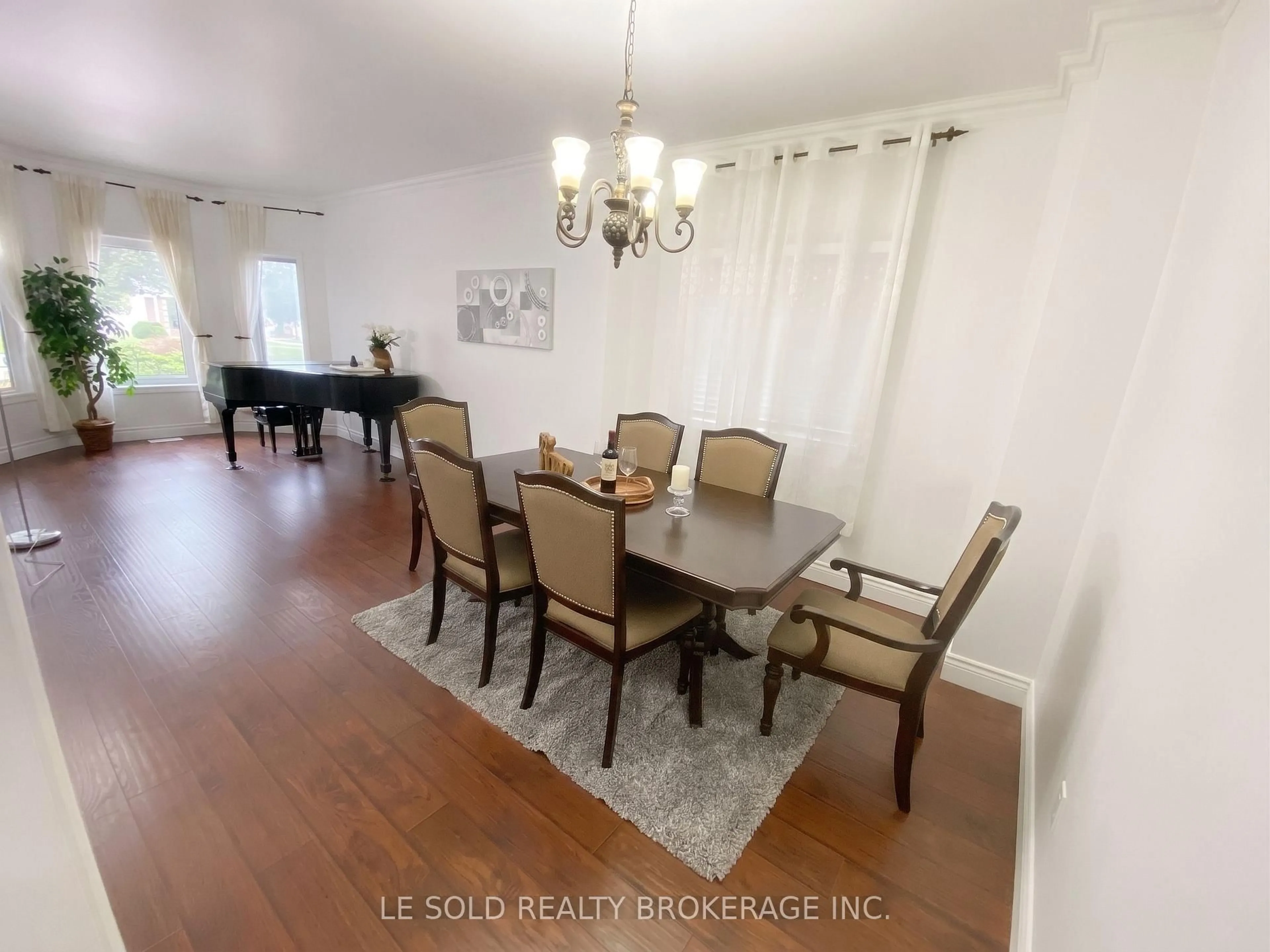 Dining room, wood/laminate floor for 76 Larratt Lane, Richmond Hill Ontario L4C 0E2