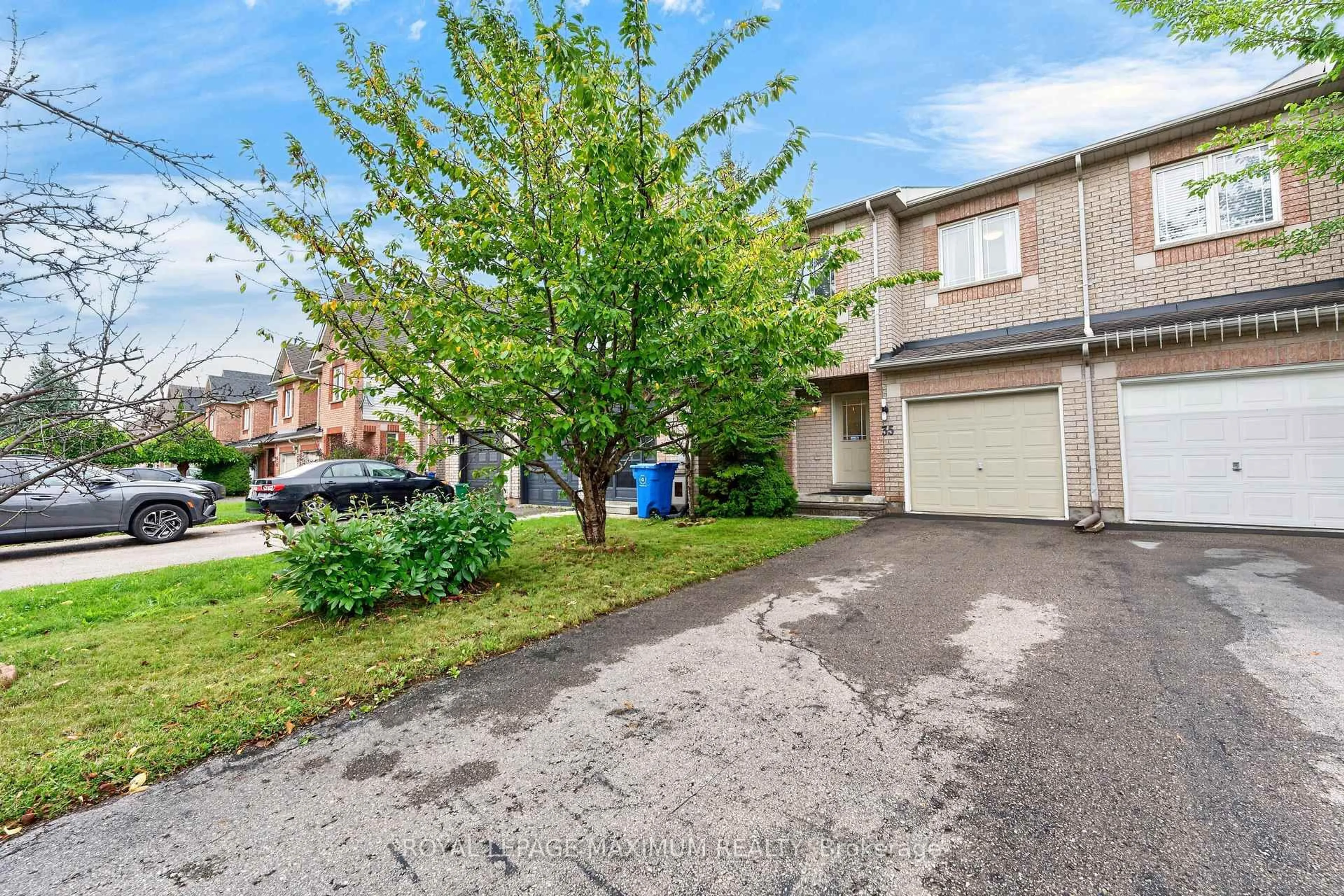 A pic from outside/outdoor area/front of a property/back of a property/a pic from drone, street for 35 Marshview Ave, Aurora Ontario L4G 7W5