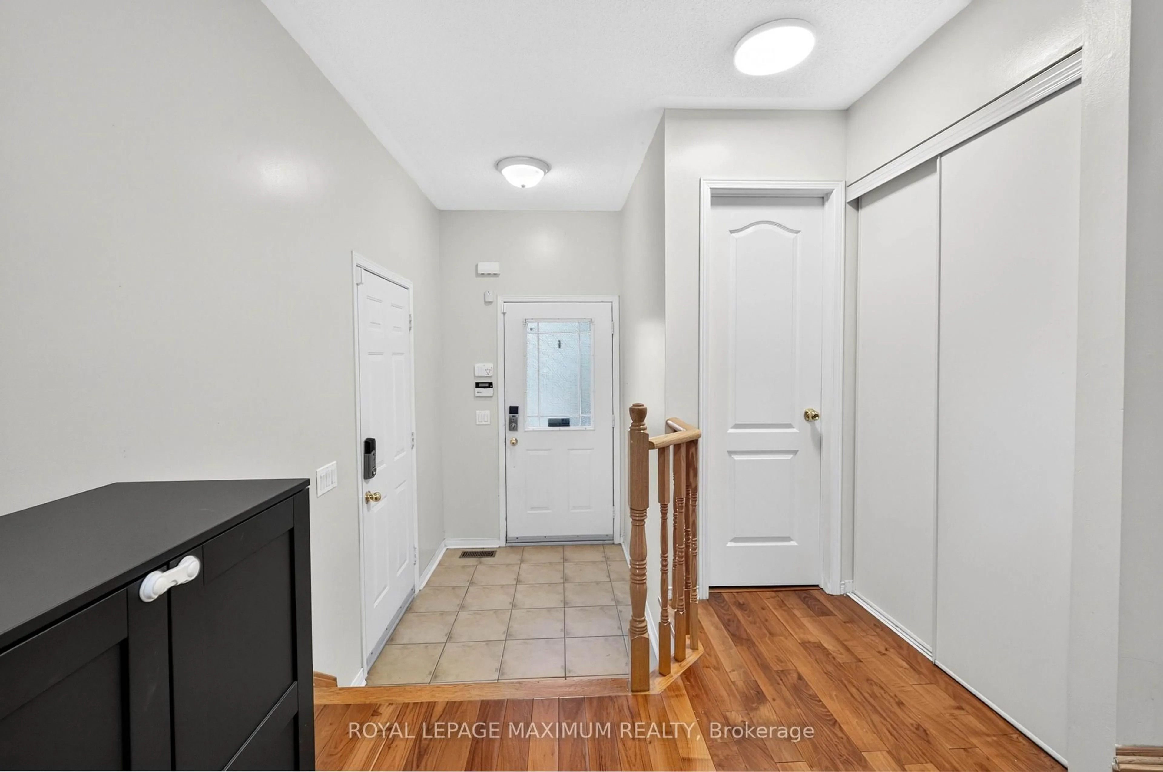 Indoor entryway for 35 Marshview Ave, Aurora Ontario L4G 7W5