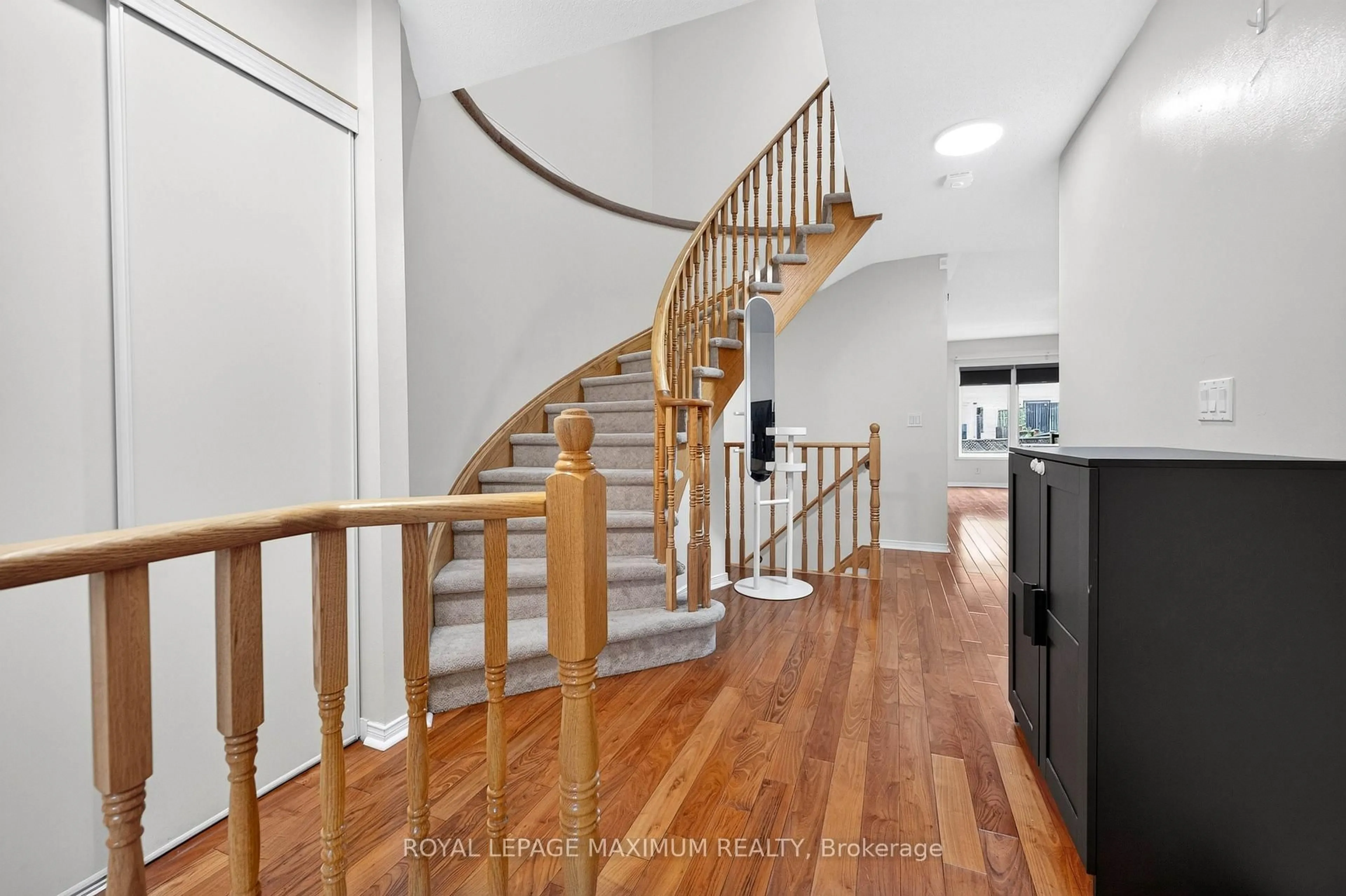 Indoor foyer for 35 Marshview Ave, Aurora Ontario L4G 7W5