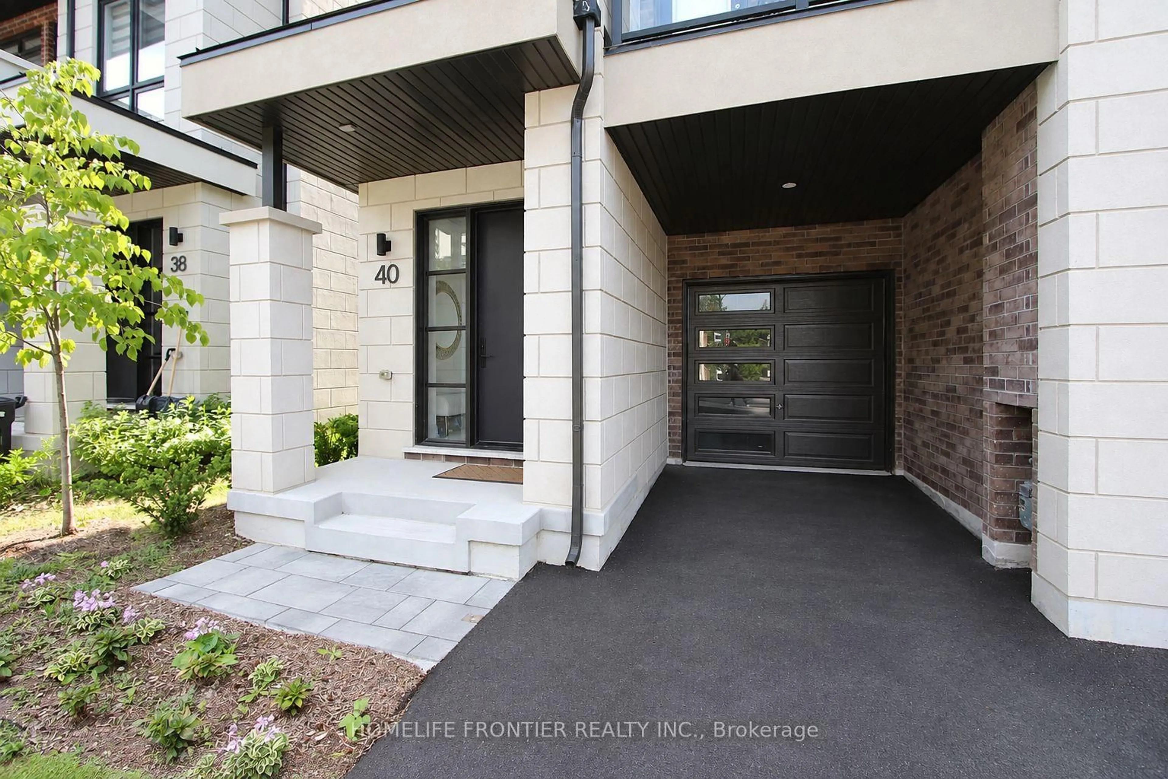 Indoor entryway for 40 Chiara Rose Lane, Richmond Hill Ontario L4E 1H4