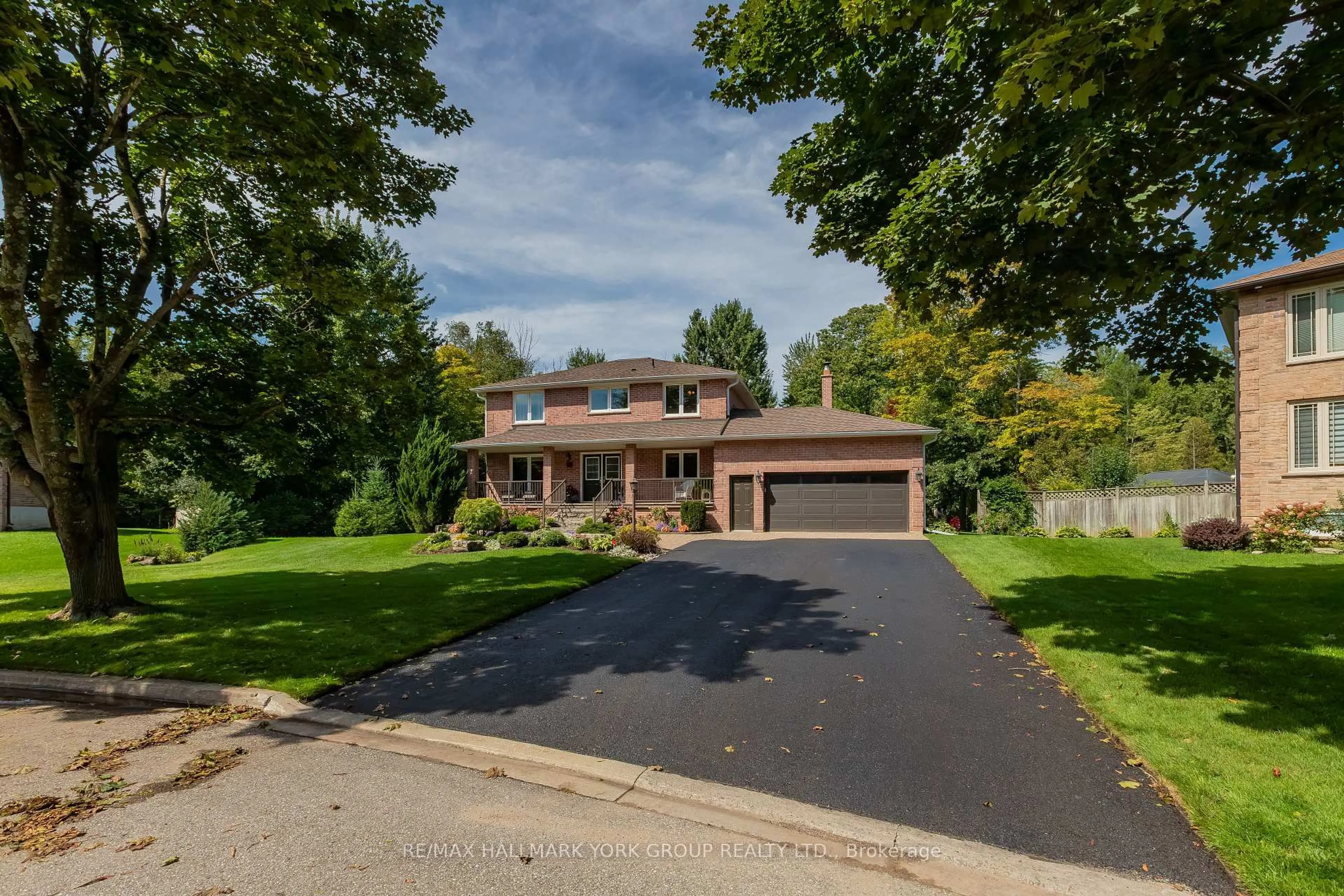 Home with brick exterior material, street for 34 Amberglen Crt, East Gwillimbury Ontario L9N 1J6