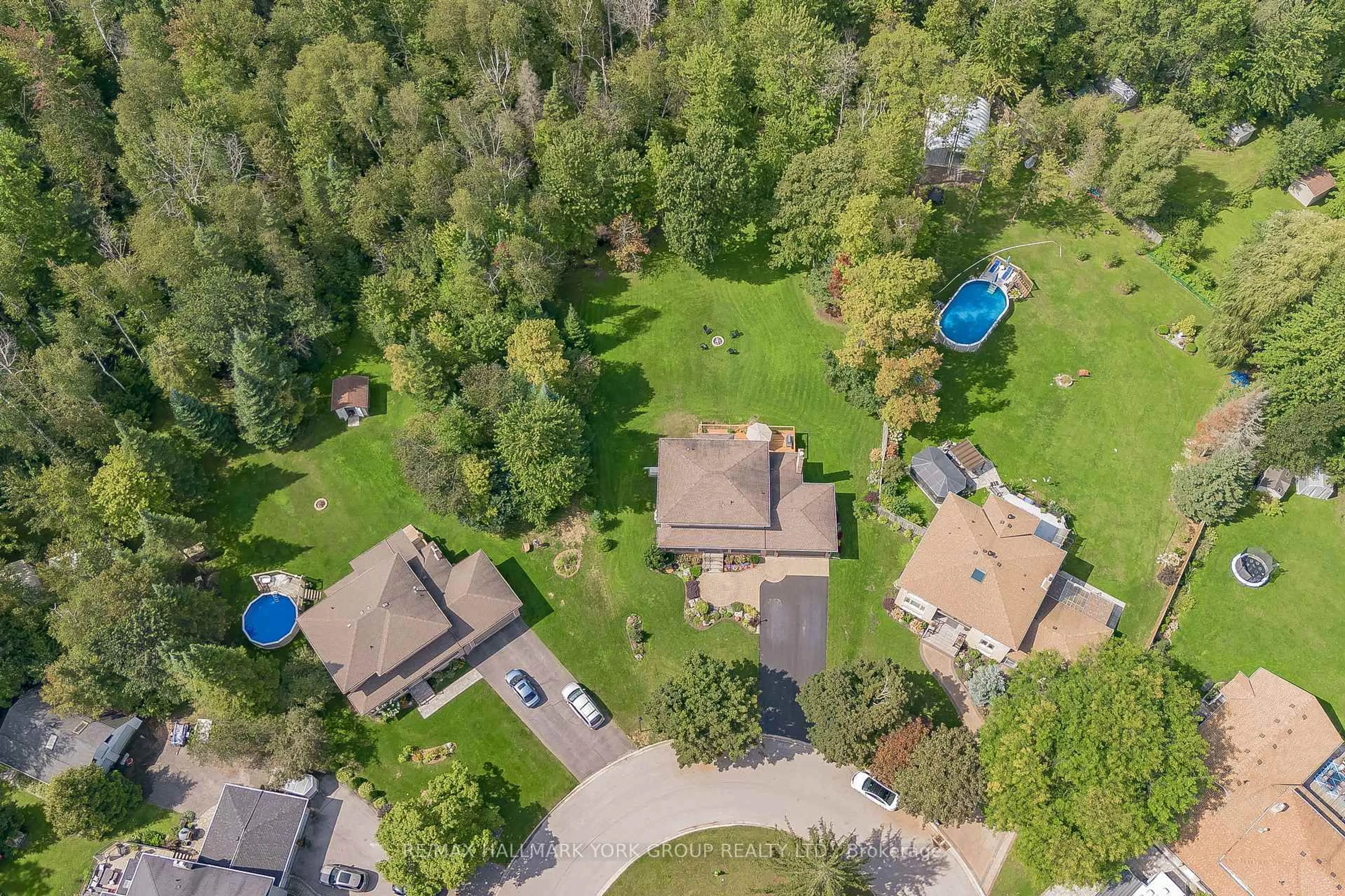 A pic from outside/outdoor area/front of a property/back of a property/a pic from drone, forest/trees view for 34 Amberglen Crt, East Gwillimbury Ontario L9N 1J6