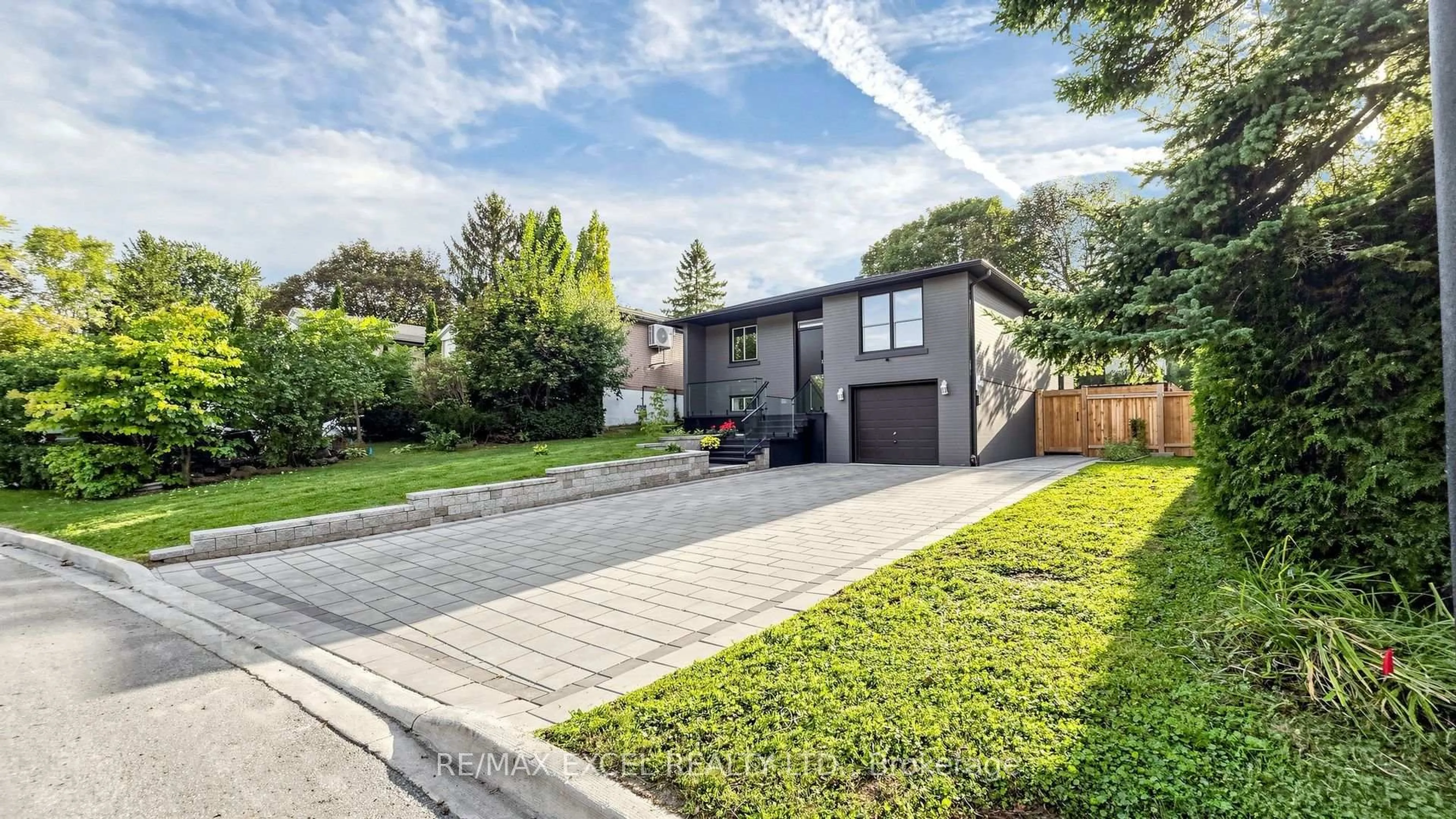 Unknown for 332 Dixon Blvd, Newmarket Ontario L3Y 4V6