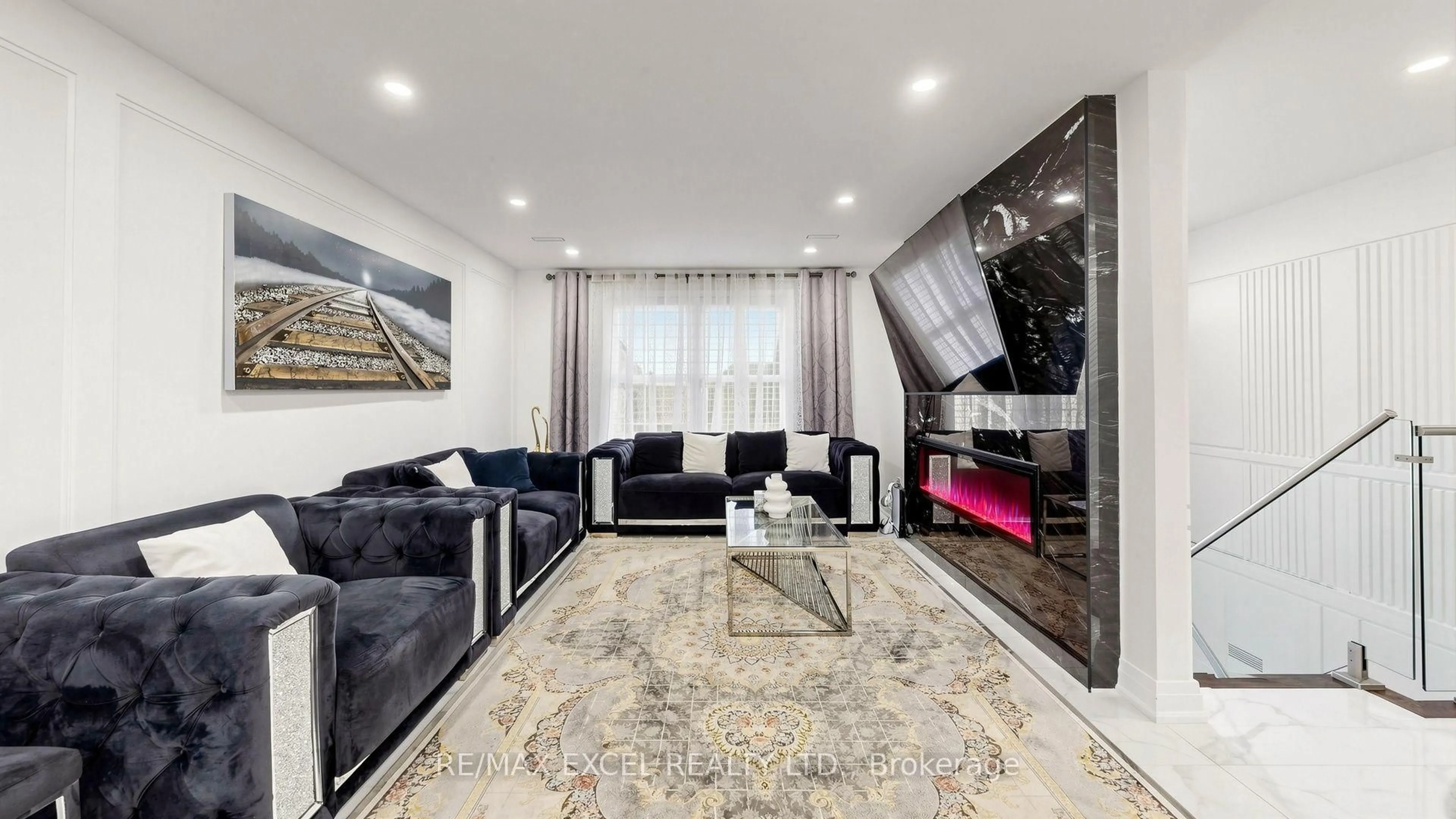 Living room with furniture, unknown for 332 Dixon Blvd, Newmarket Ontario L3Y 4V6