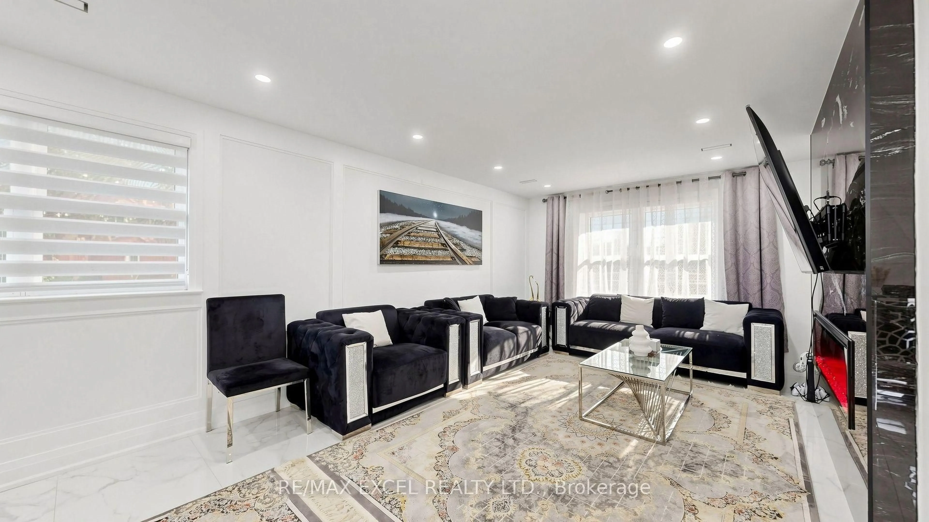 Living room with furniture, unknown for 332 Dixon Blvd, Newmarket Ontario L3Y 4V6