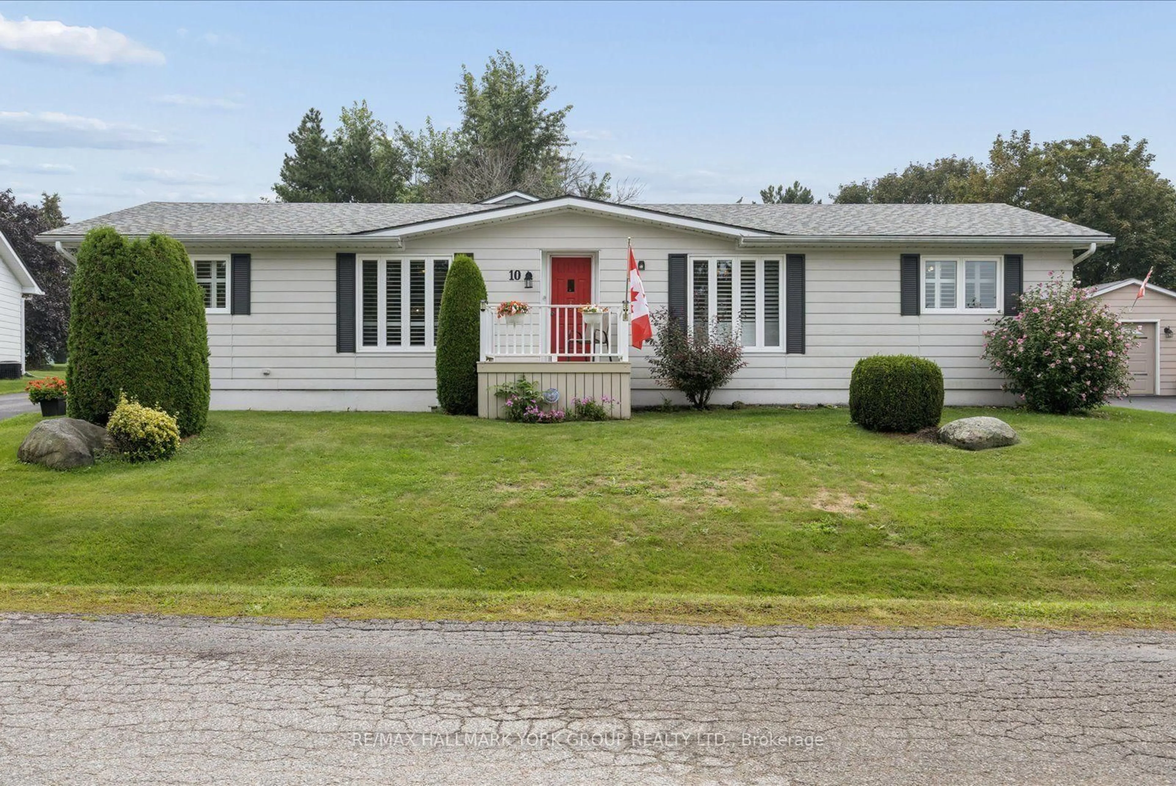 Home with vinyl exterior material, street for 10 Kelsey Cres, Georgina Ontario L0E 1R0