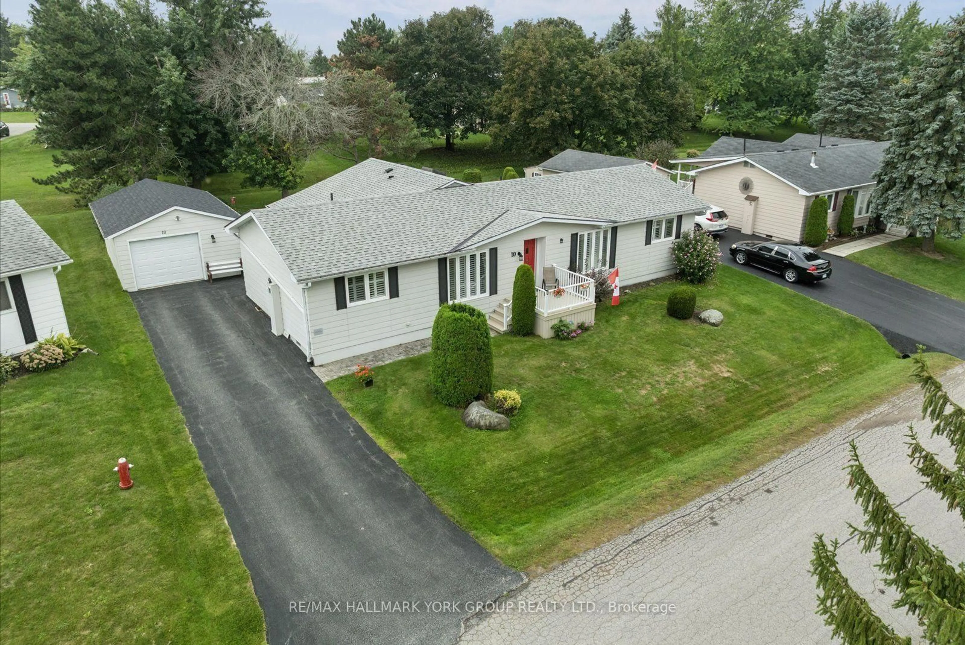 A pic from outside/outdoor area/front of a property/back of a property/a pic from drone, street for 10 Kelsey Cres, Georgina Ontario L0E 1R0
