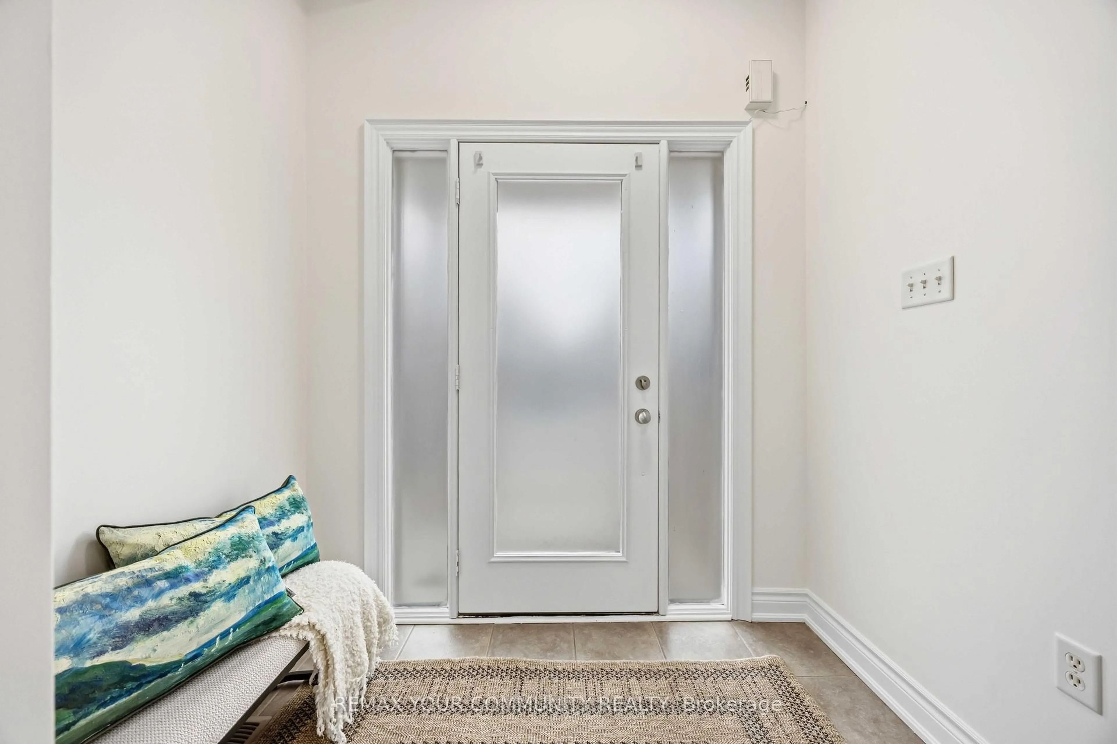 Indoor entryway for 17 Latitude Lane, Whitchurch-Stouffville Ontario L4A 0T1