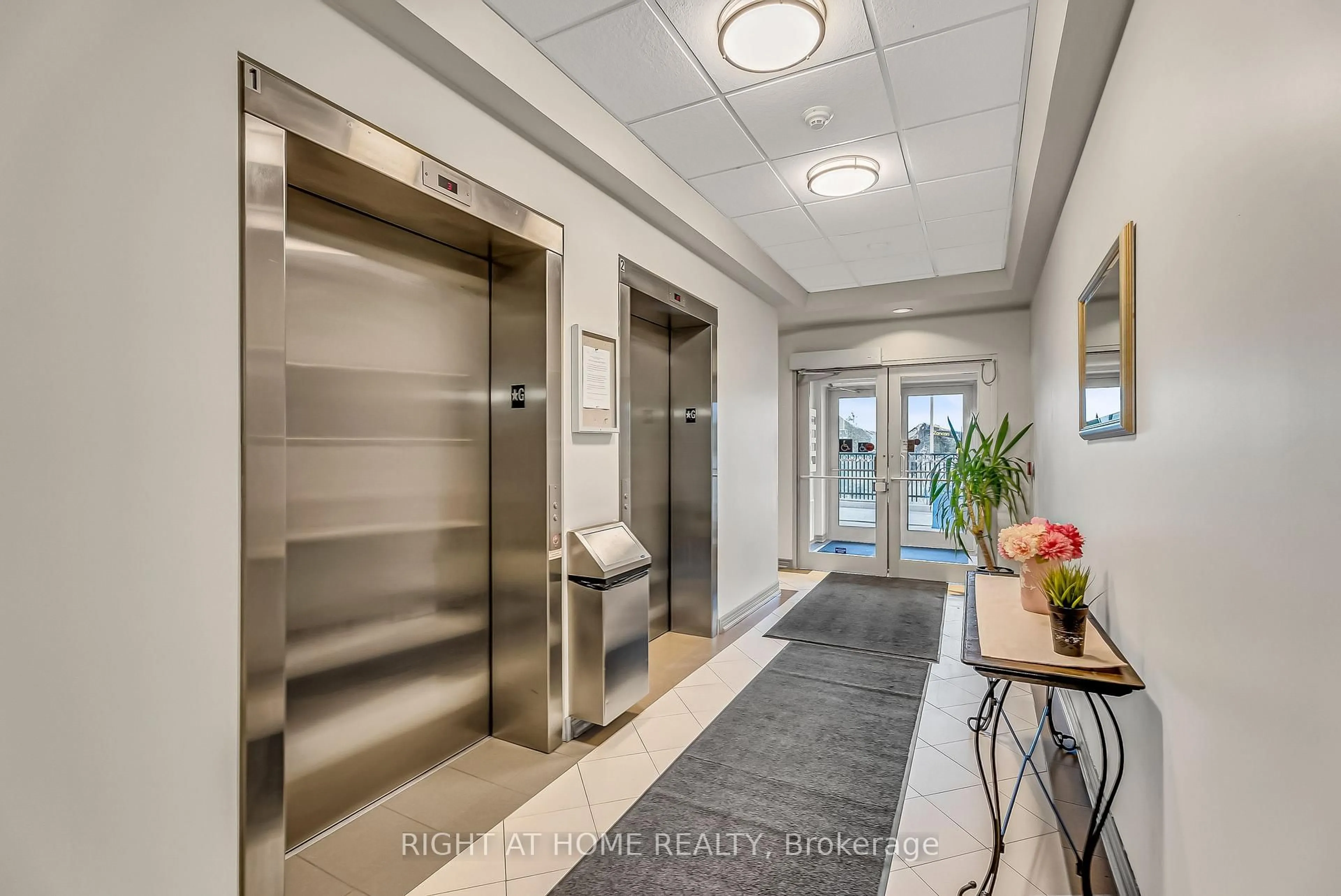 Indoor foyer for 9973 Keele St #206, Vaughan Ontario L6A 3Y5