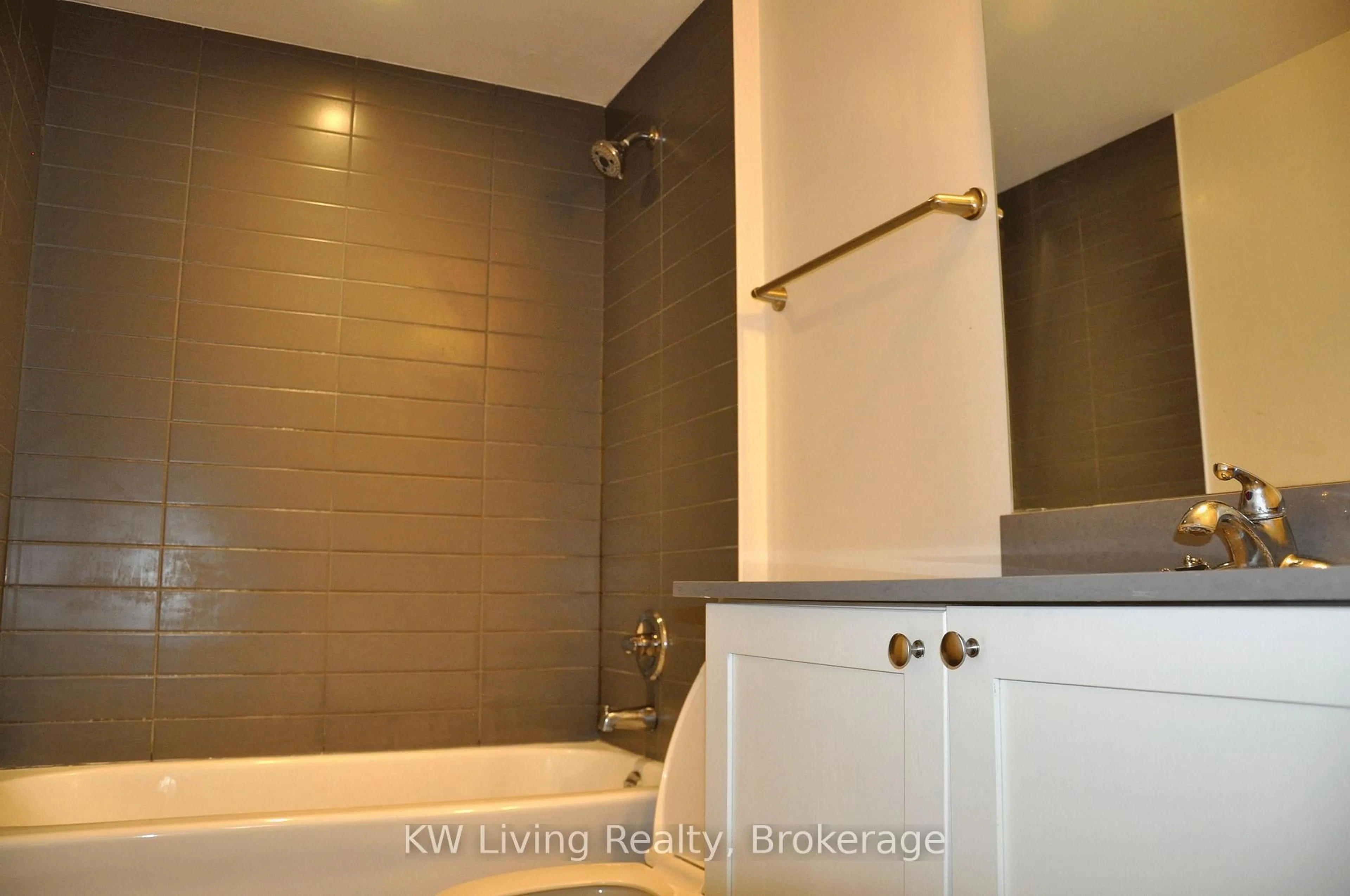 Standard bathroom, ceramic/tile floor for 28 Prince Regent St #305, Markham Ontario L6C 0V5