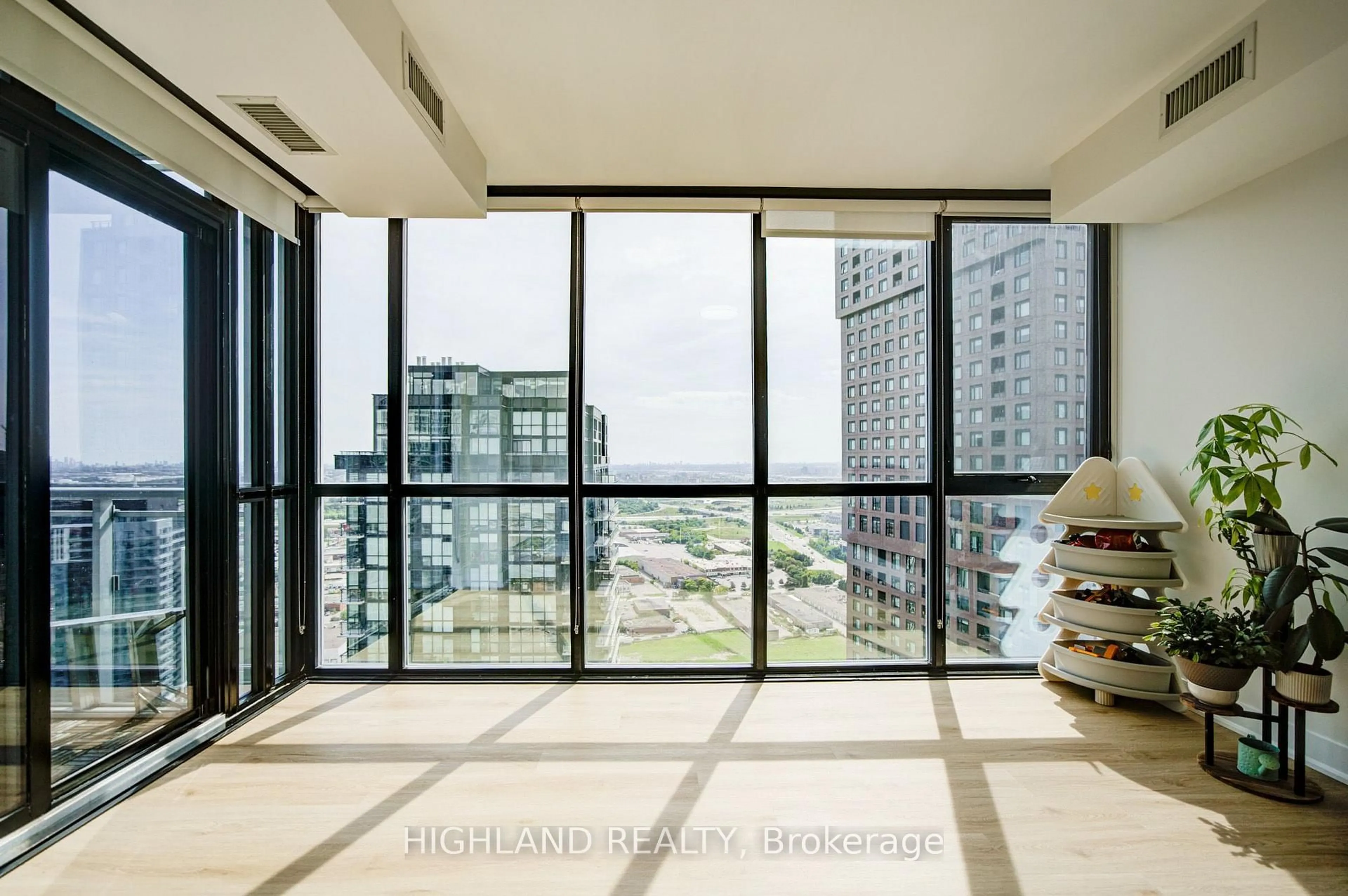 Indoor foyer for 2916 Highway 7 #3602, Vaughan Ontario L4K 0K6