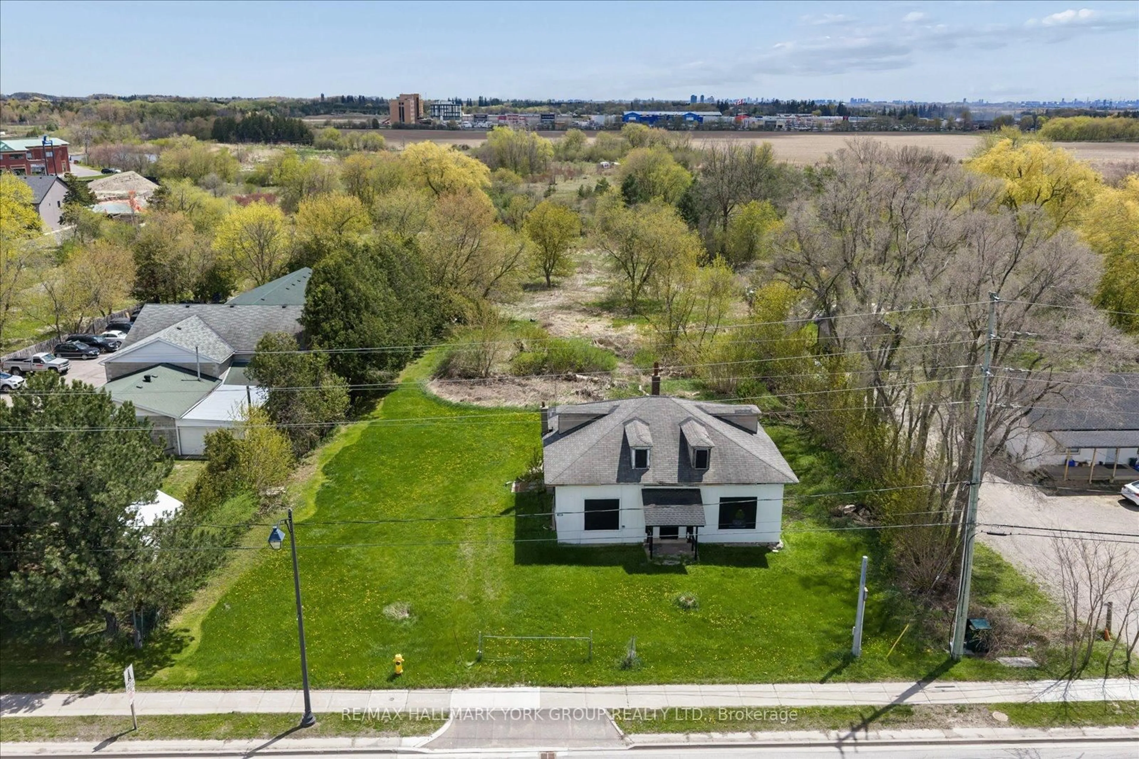 A pic from outside/outdoor area/front of a property/back of a property/a pic from drone, unknown for 5387 Main St, Whitchurch-Stouffville Ontario L4A 1H3