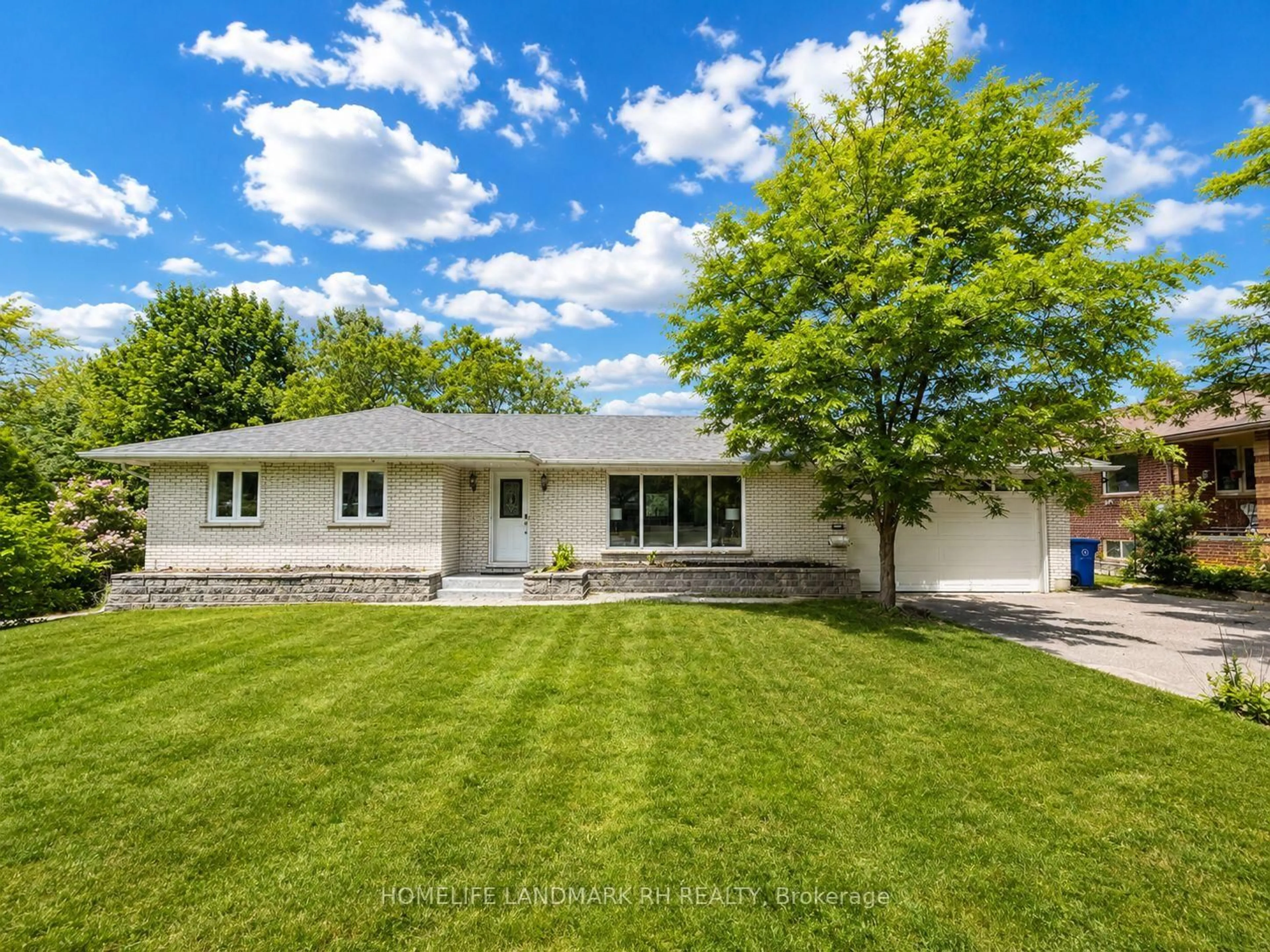 A pic from outside/outdoor area/front of a property/back of a property/a pic from drone, unknown for 88 Riverglen Dr, Georgina Ontario L4P 2R1
