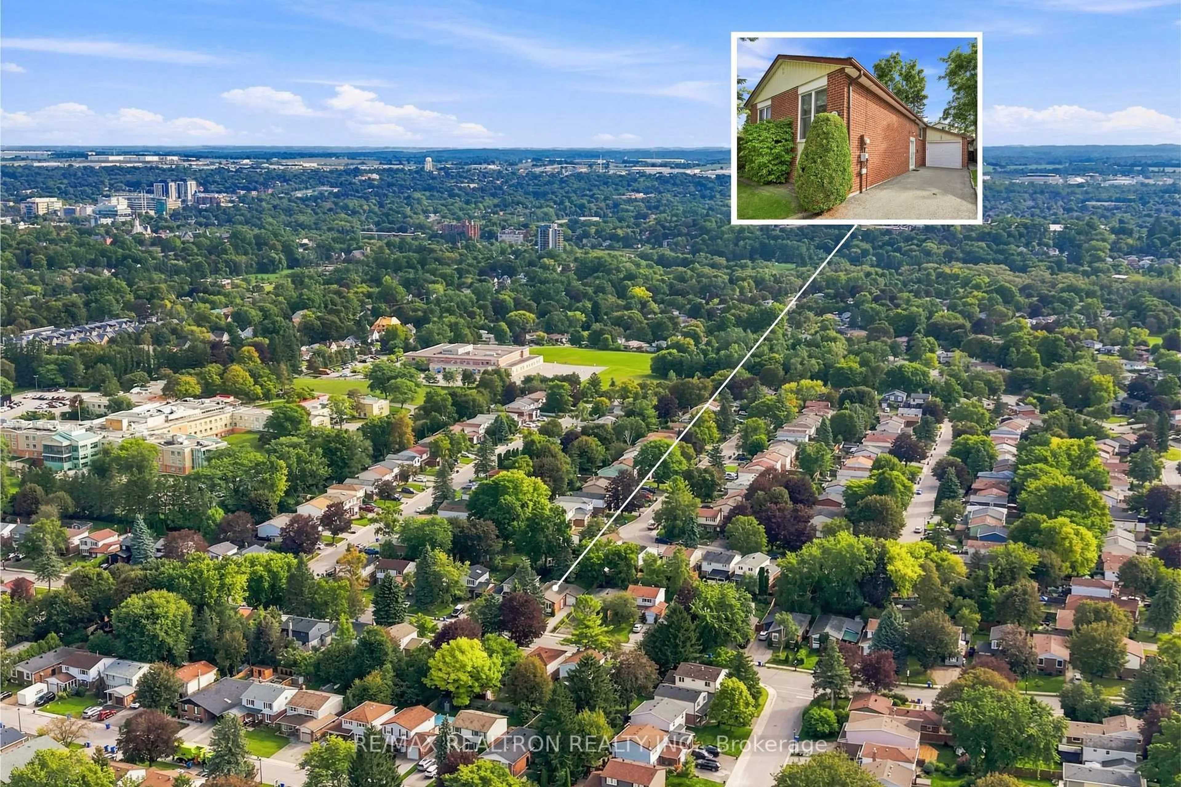 A pic from outside/outdoor area/front of a property/back of a property/a pic from drone, street for 397 Sandford St, Newmarket Ontario L3Y 4S5