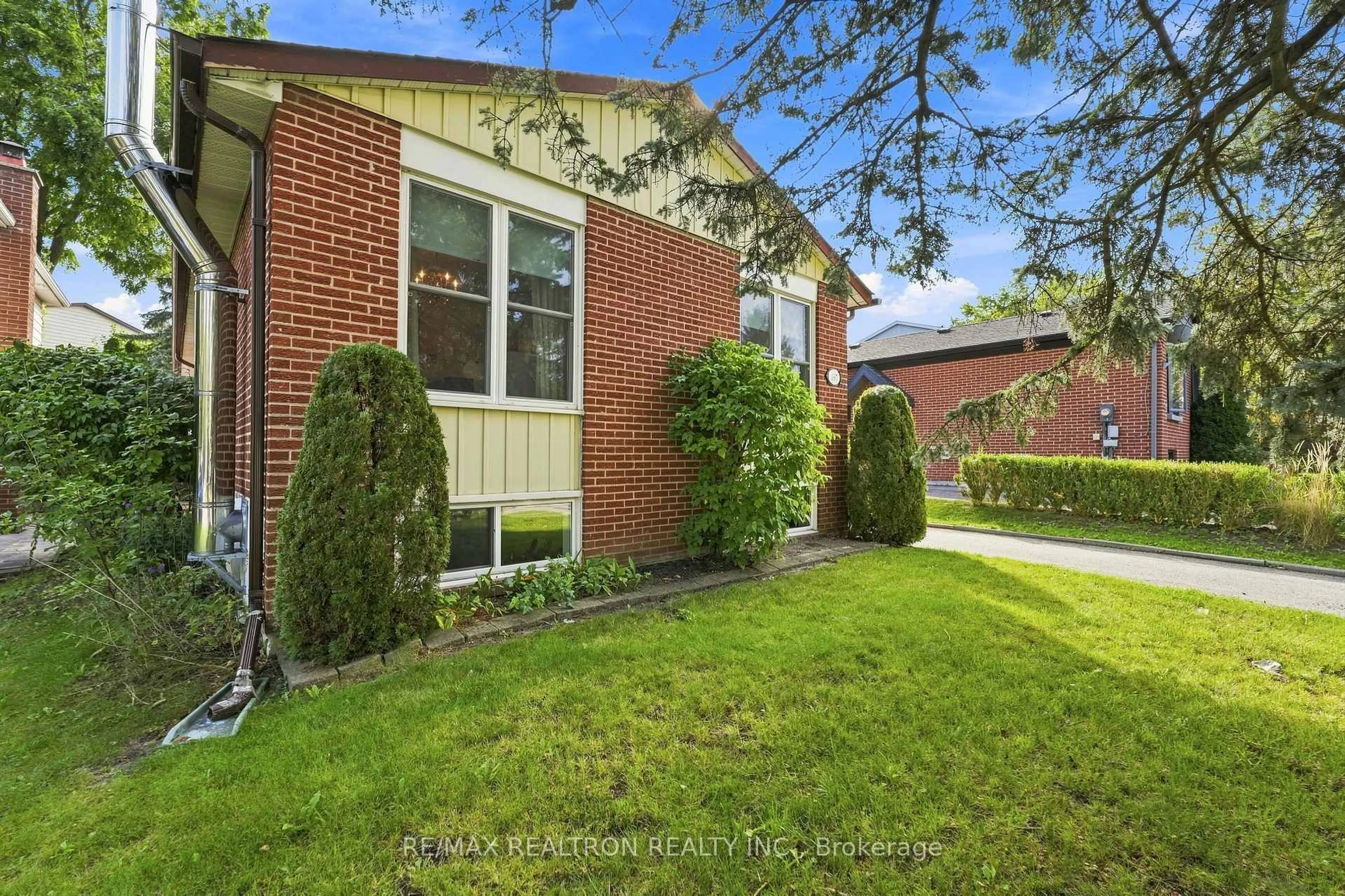 Home with brick exterior material, street for 397 Sandford St, Newmarket Ontario L3Y 4S5