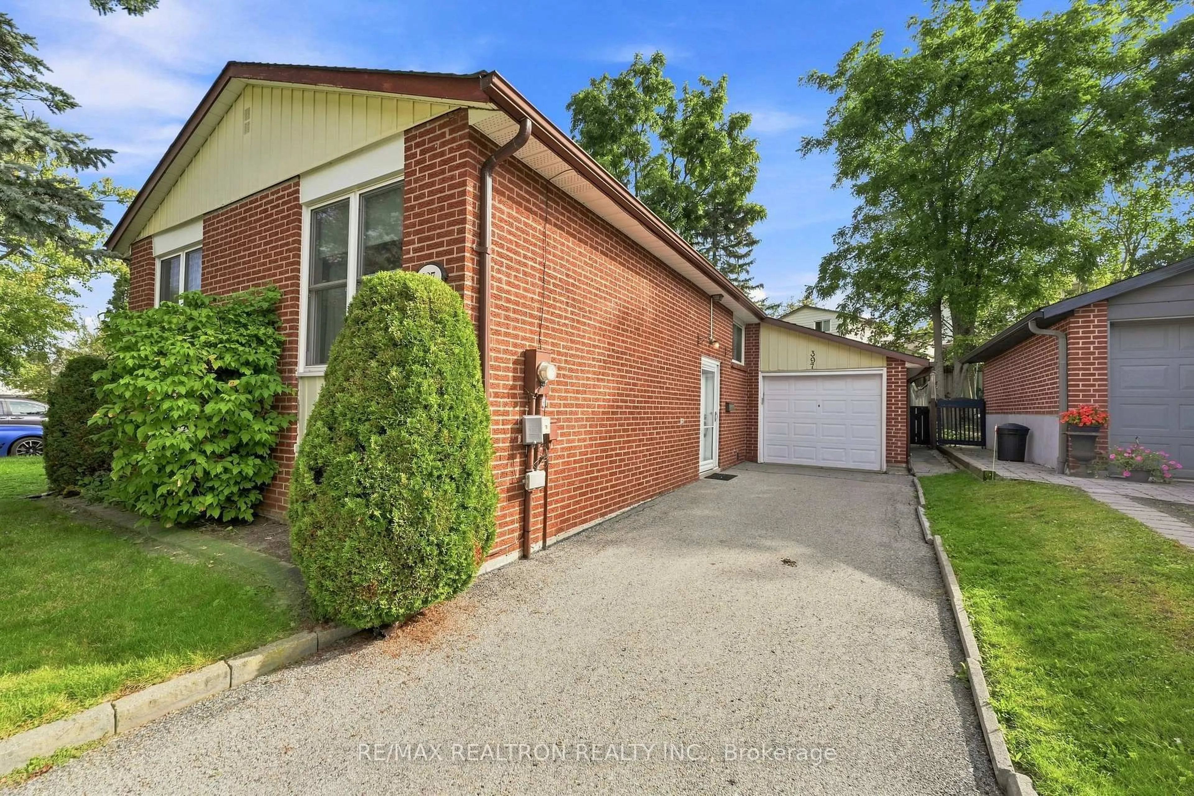 A pic from outside/outdoor area/front of a property/back of a property/a pic from drone, street for 397 Sandford St, Newmarket Ontario L3Y 4S5