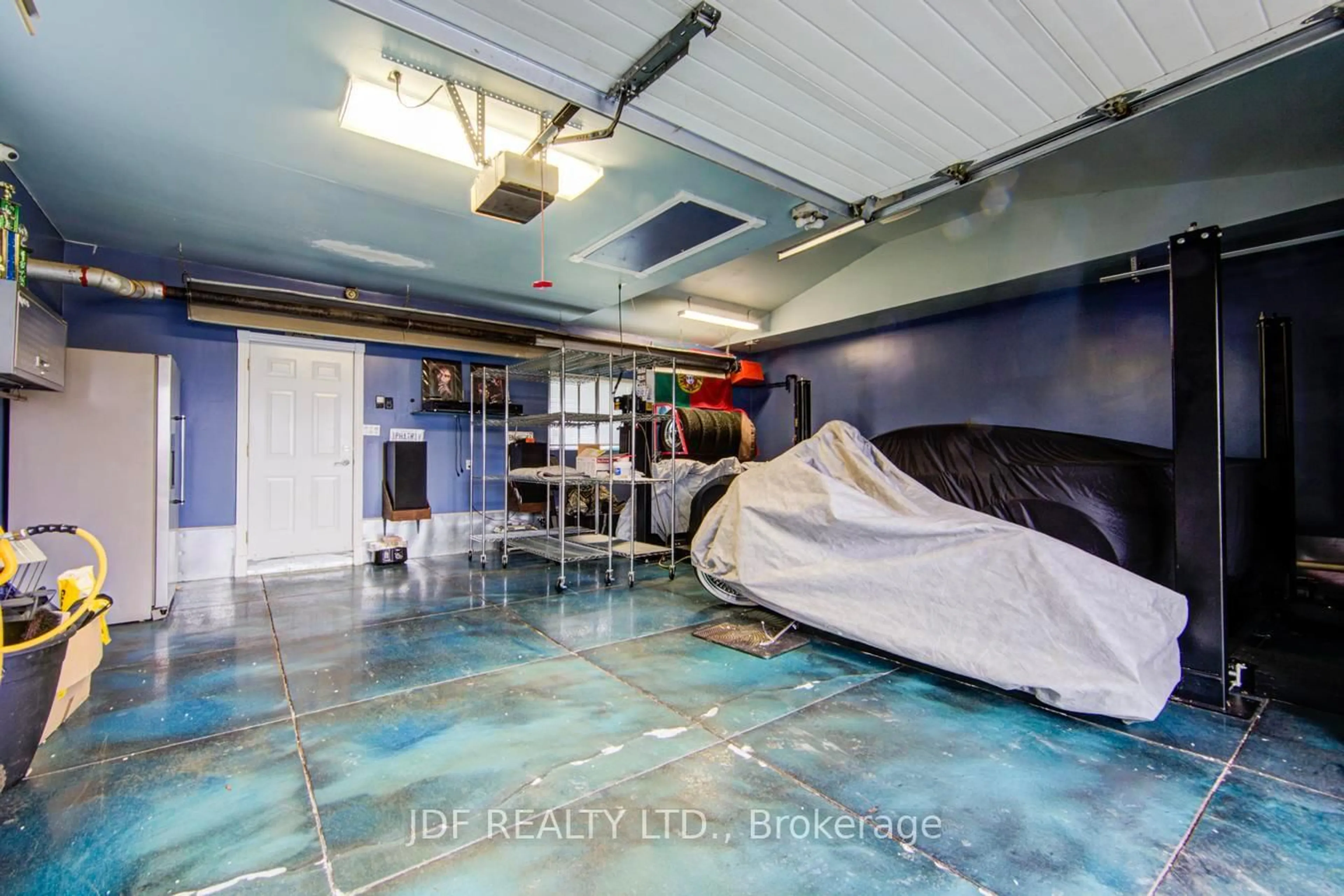 Indoor garage for 2544 Tottenham Rd, New Tecumseth Ontario L0G 1A0