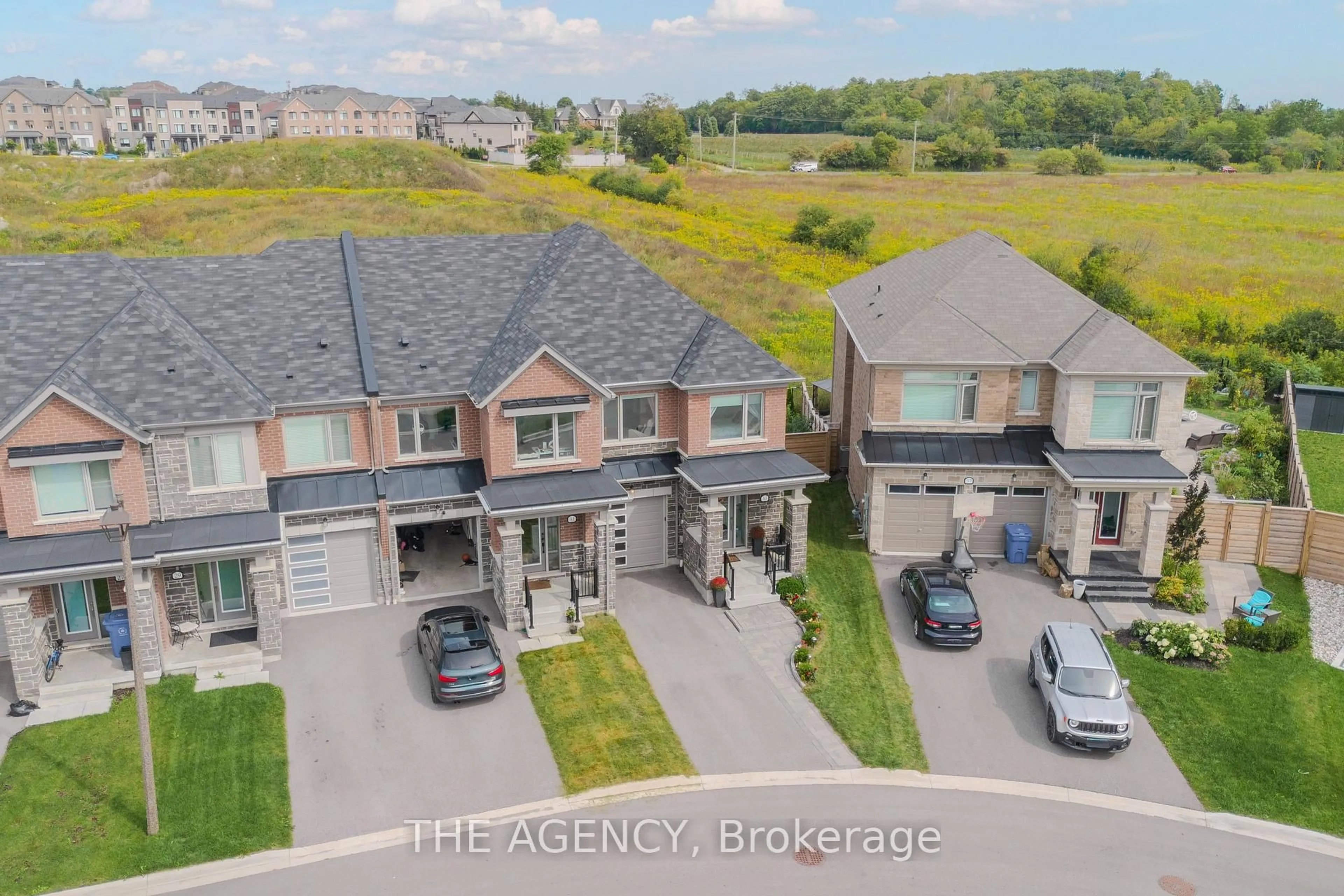 A pic from outside/outdoor area/front of a property/back of a property/a pic from drone, street for 33 Flower Garden Tr, Whitchurch-Stouffville Ontario L4A 4V4