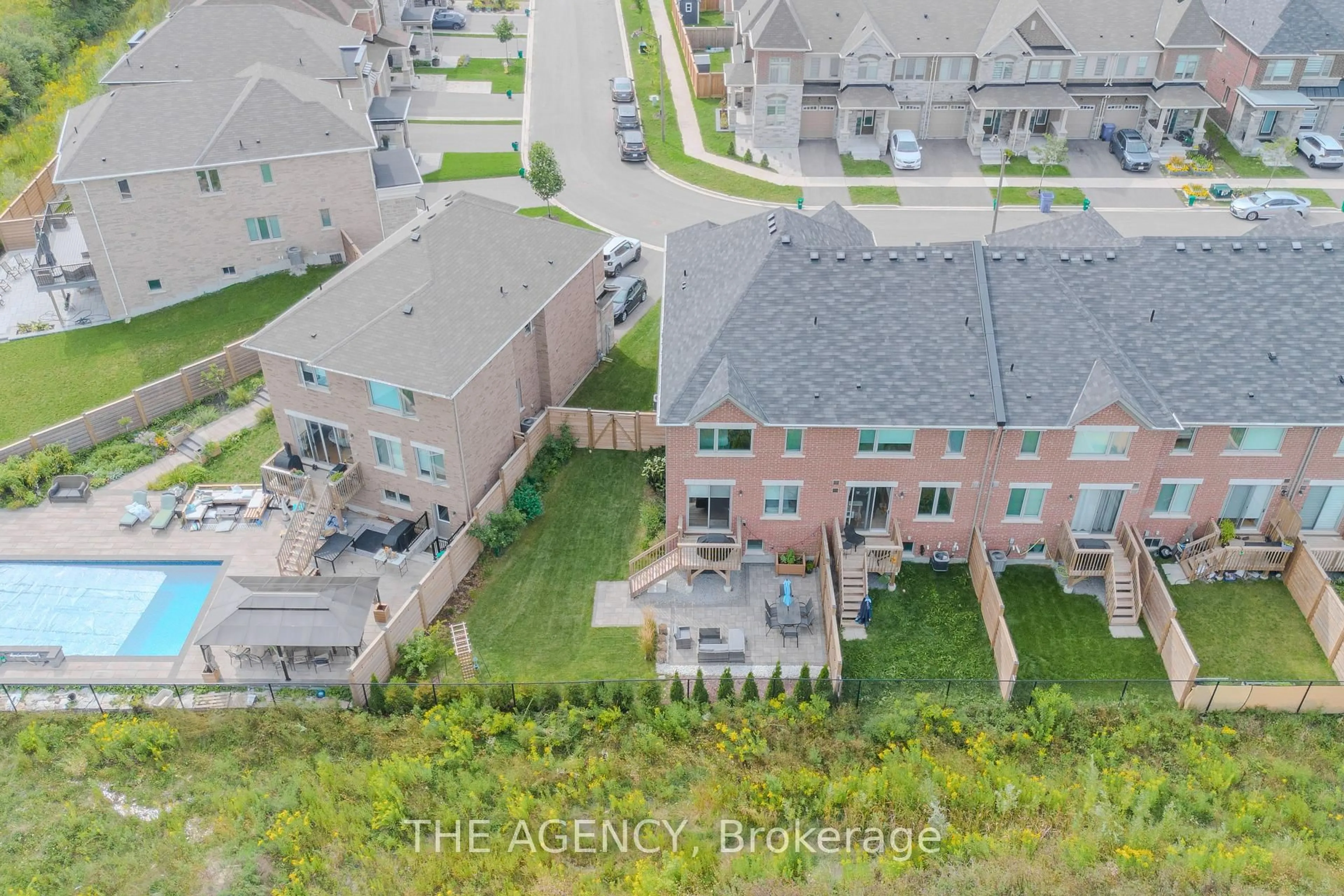 A pic from outside/outdoor area/front of a property/back of a property/a pic from drone, city buildings view from balcony for 33 Flower Garden Tr, Whitchurch-Stouffville Ontario L4A 4V4