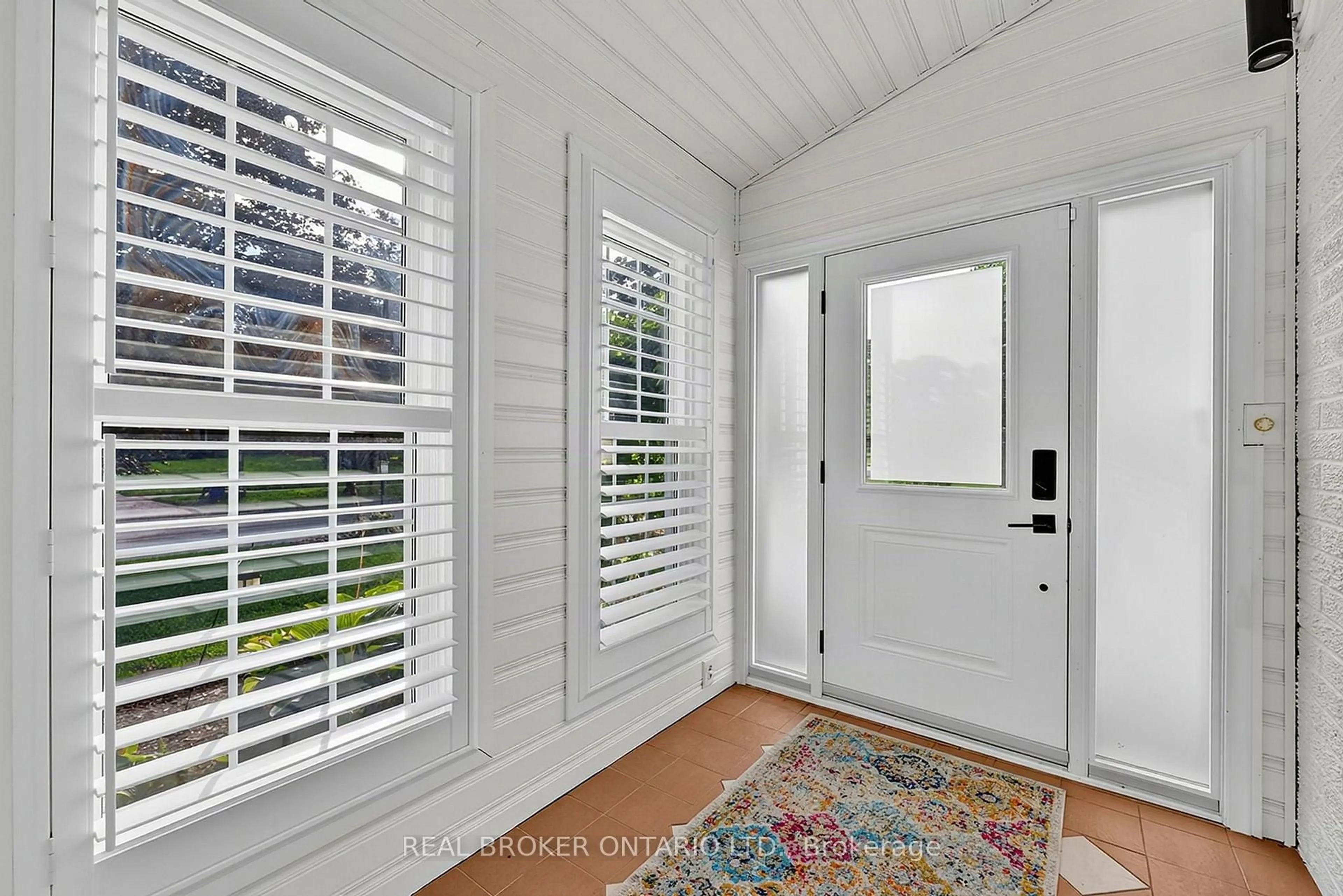Indoor entryway for 222 Park Ave, East Gwillimbury Ontario L9N 1J7