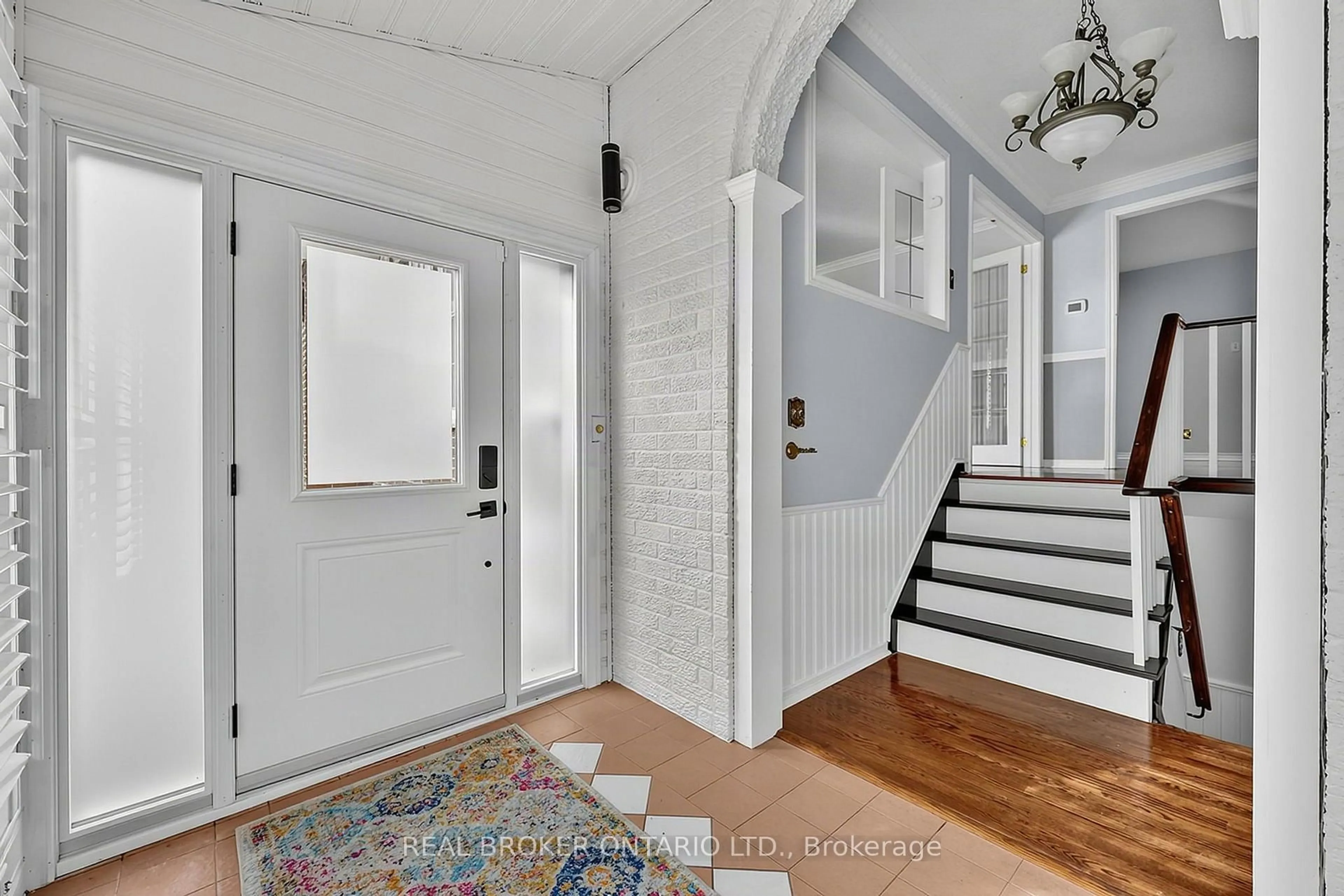Indoor entryway for 222 Park Ave, East Gwillimbury Ontario L9N 1J7