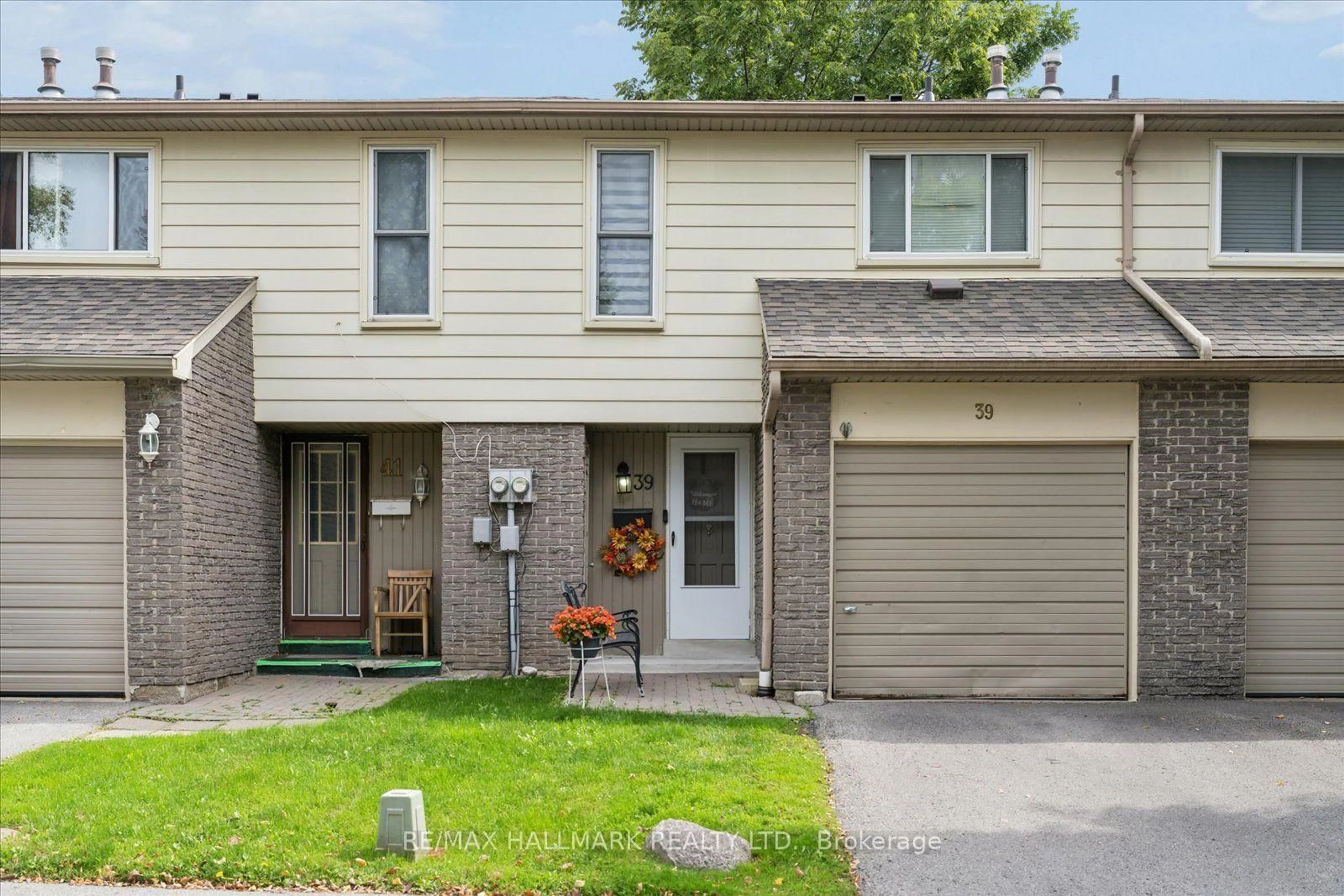 Home with vinyl exterior material, street for 39 Camelot Way #69, Markham Ontario L3P 3W2