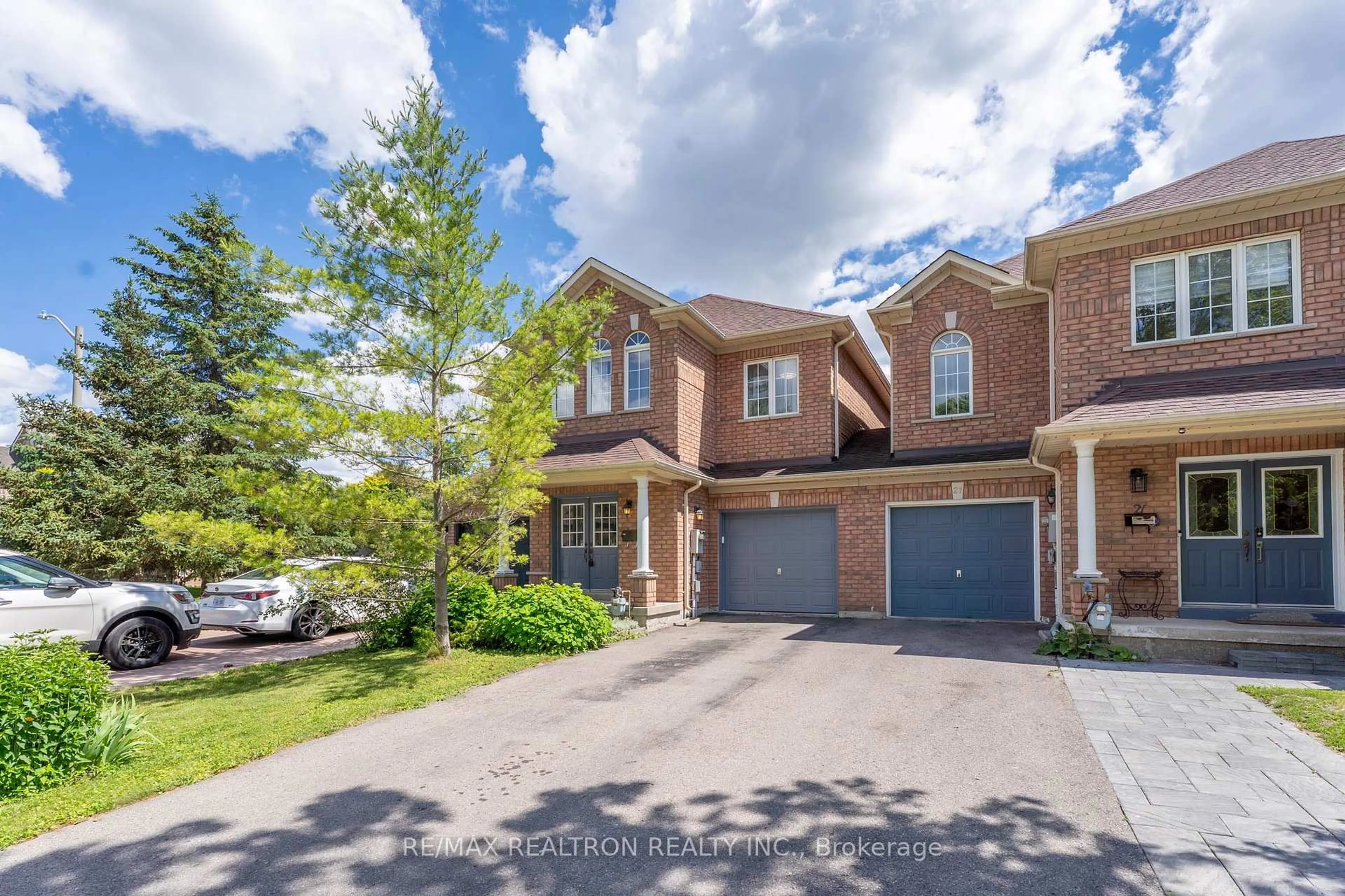 A pic from outside/outdoor area/front of a property/back of a property/a pic from drone, street for 19 Naughton Dr, Richmond Hill Ontario L4C 4M6