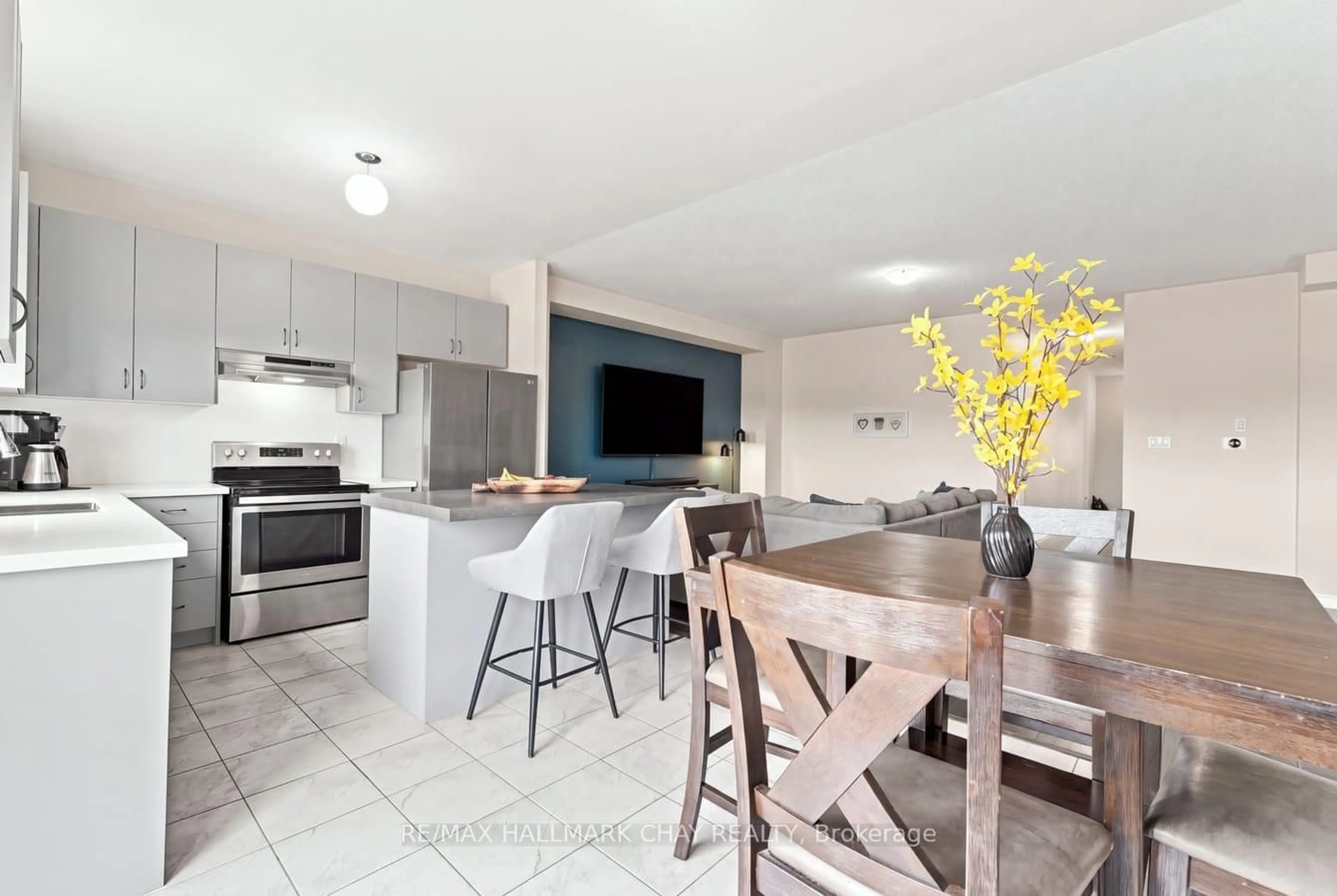 Open concept kitchen, ceramic/tile floor for 1146 Peelar Cres, Innisfil Ontario L0L 1W0