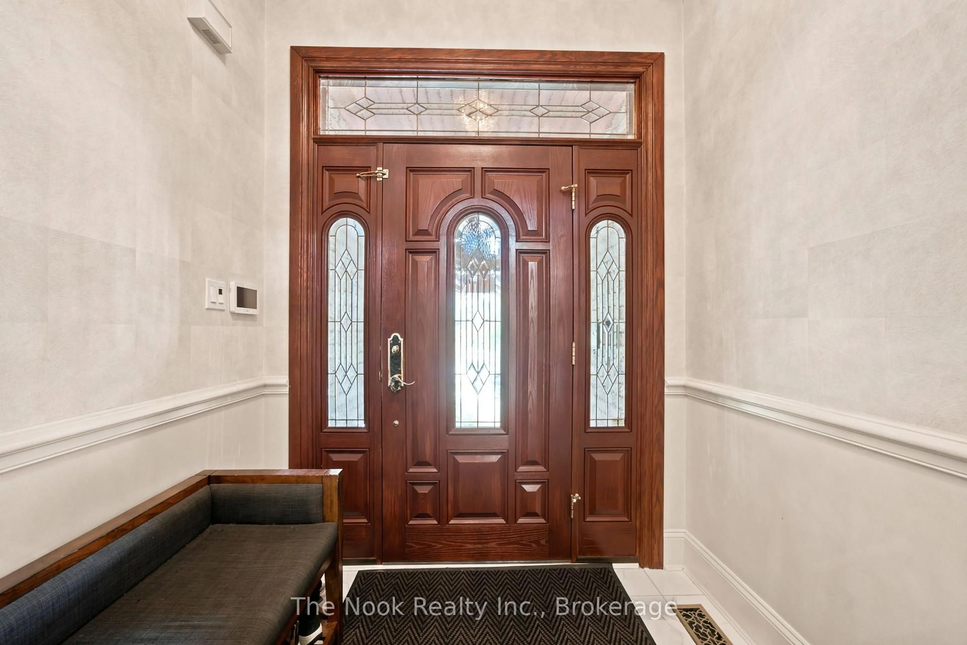 Indoor entryway for 1018 Lockwood Circ, Newmarket Ontario L3X 1M2