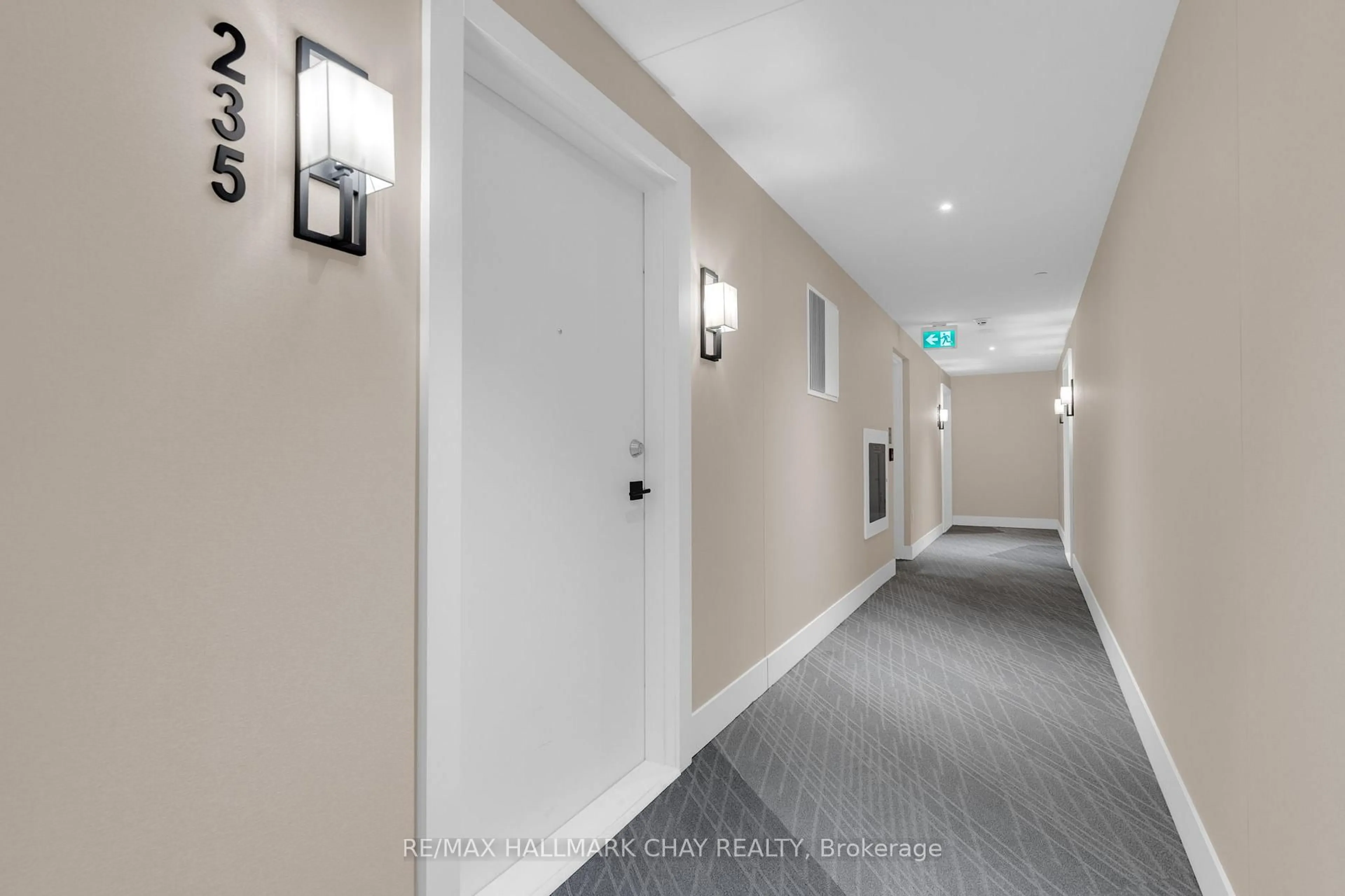 Indoor foyer for 415 Sea Ray Rd #235, Innisfil Ontario L9S 0R5