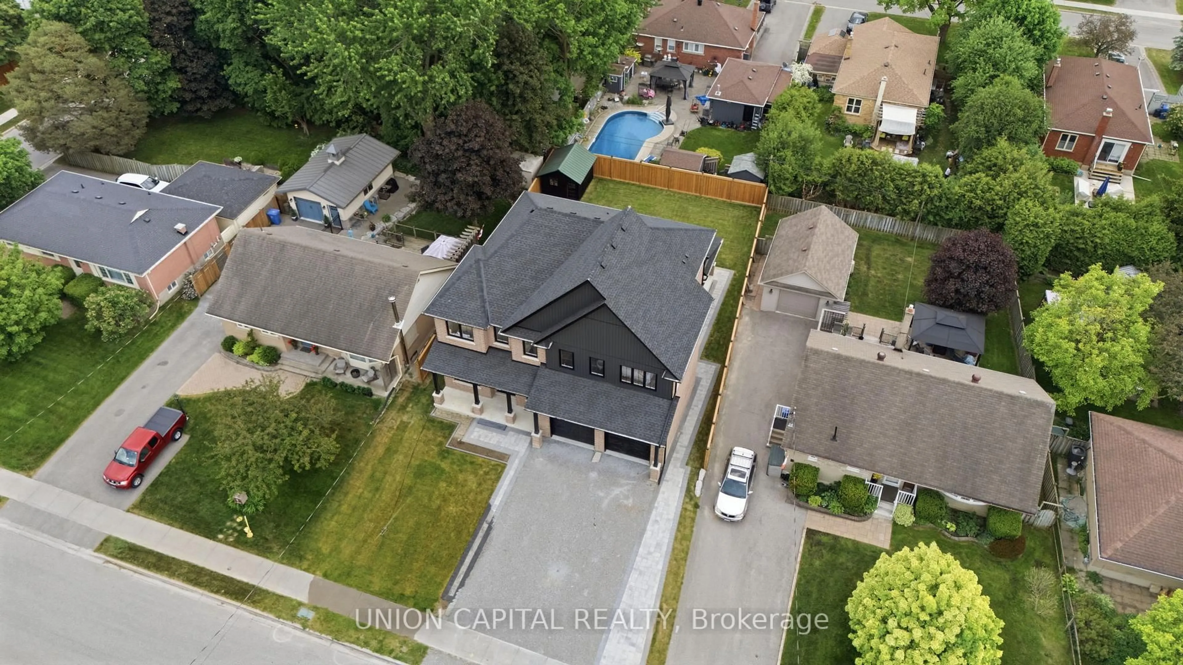A pic from outside/outdoor area/front of a property/back of a property/a pic from drone, street for 106 Hawthorn Ave, Whitchurch-Stouffville Ontario L4A 4S9