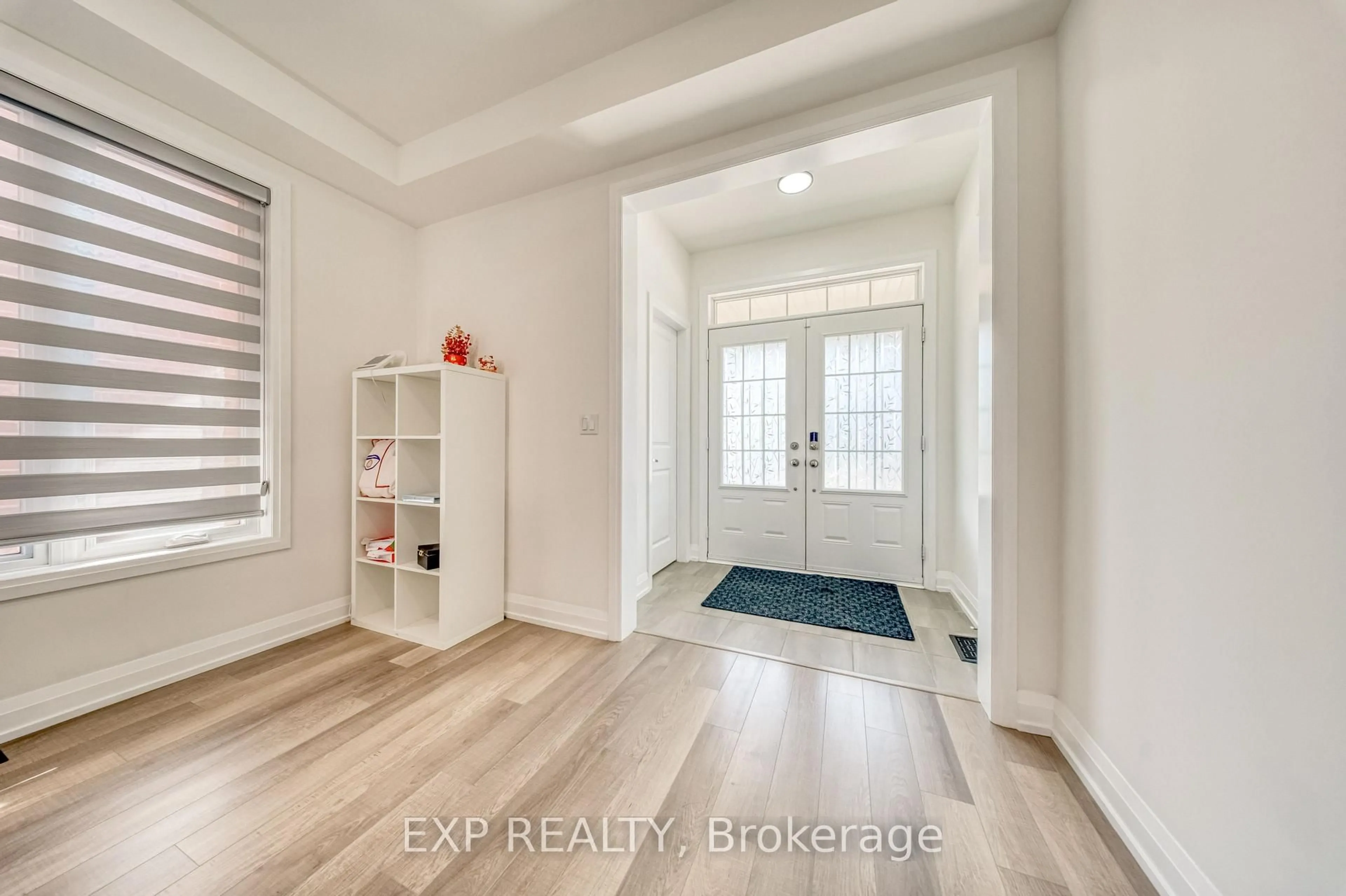 Indoor entryway for 8 Prosperity Way, East Gwillimbury Ontario L9N 0V1