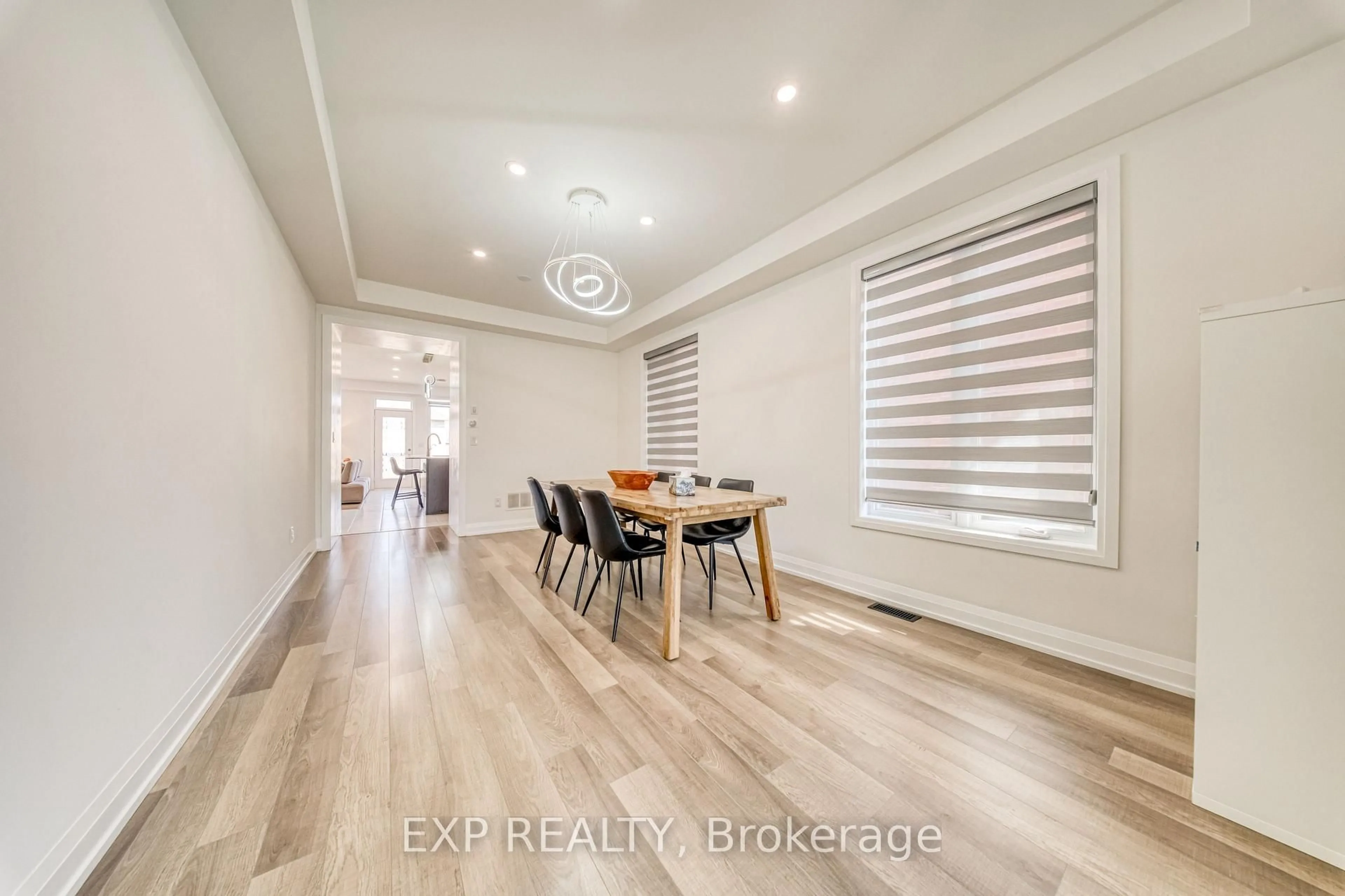 Dining room, wood/laminate floor for 8 Prosperity Way, East Gwillimbury Ontario L9N 0V1