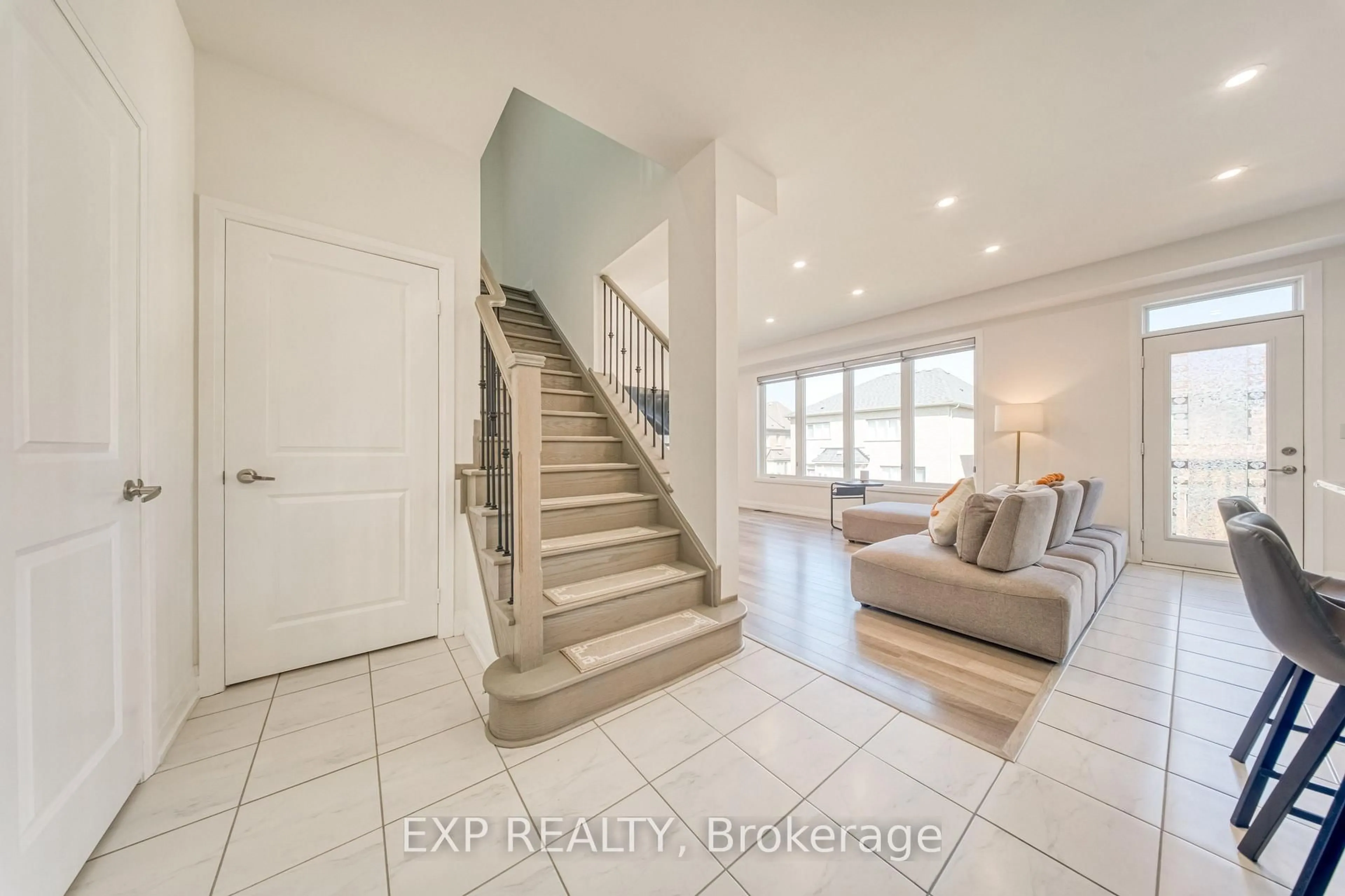 Indoor entryway for 8 Prosperity Way, East Gwillimbury Ontario L9N 0V1