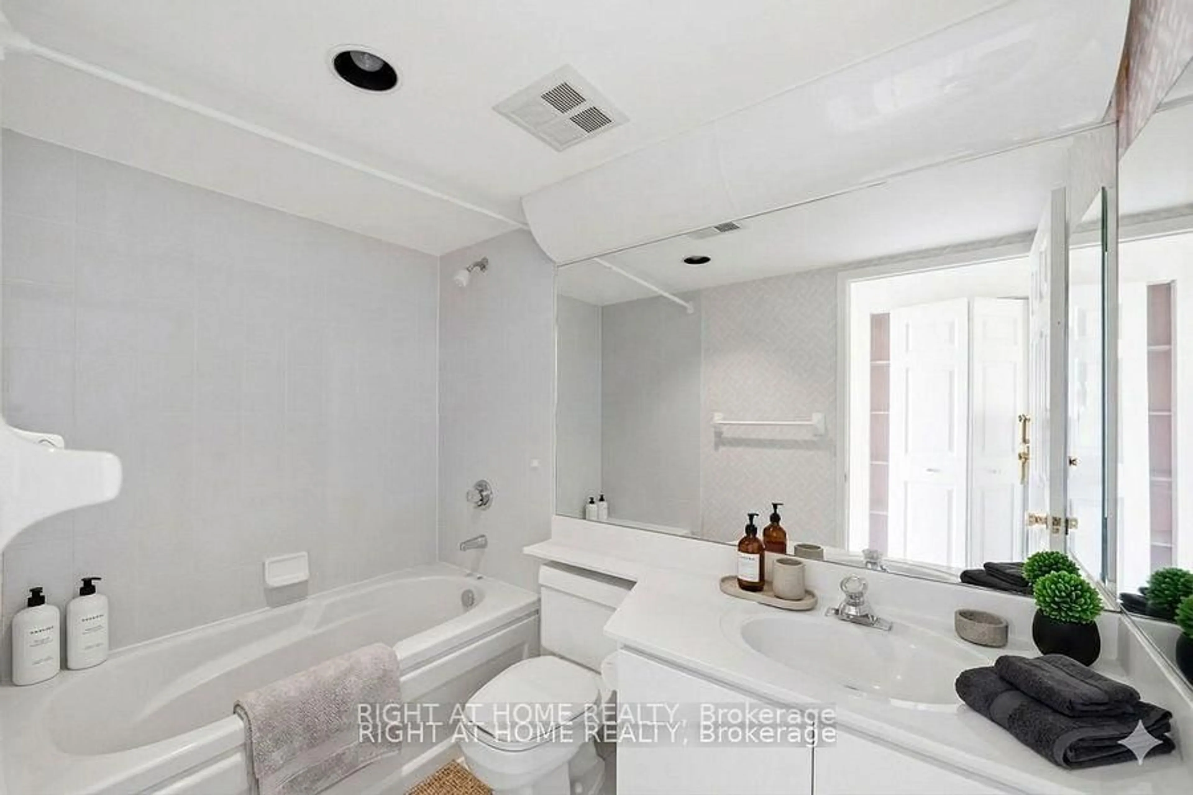 Contemporary bathroom, ceramic/tile floor for 610 Bullock Dr #803, Markham Ontario L3R 0G1