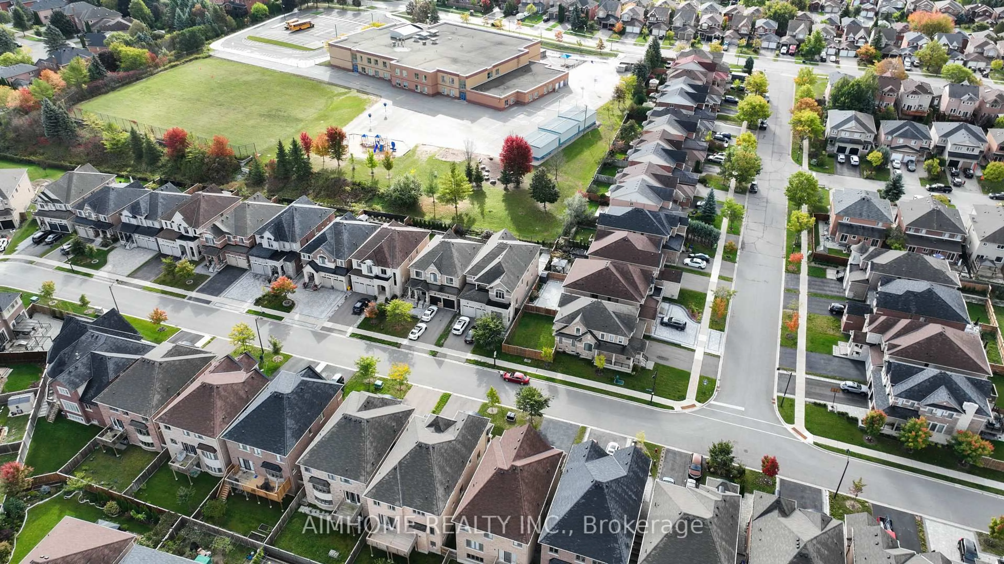 A pic from outside/outdoor area/front of a property/back of a property/a pic from drone, street for 706 Harry Douglas St, Newmarket Ontario L3X 0J8