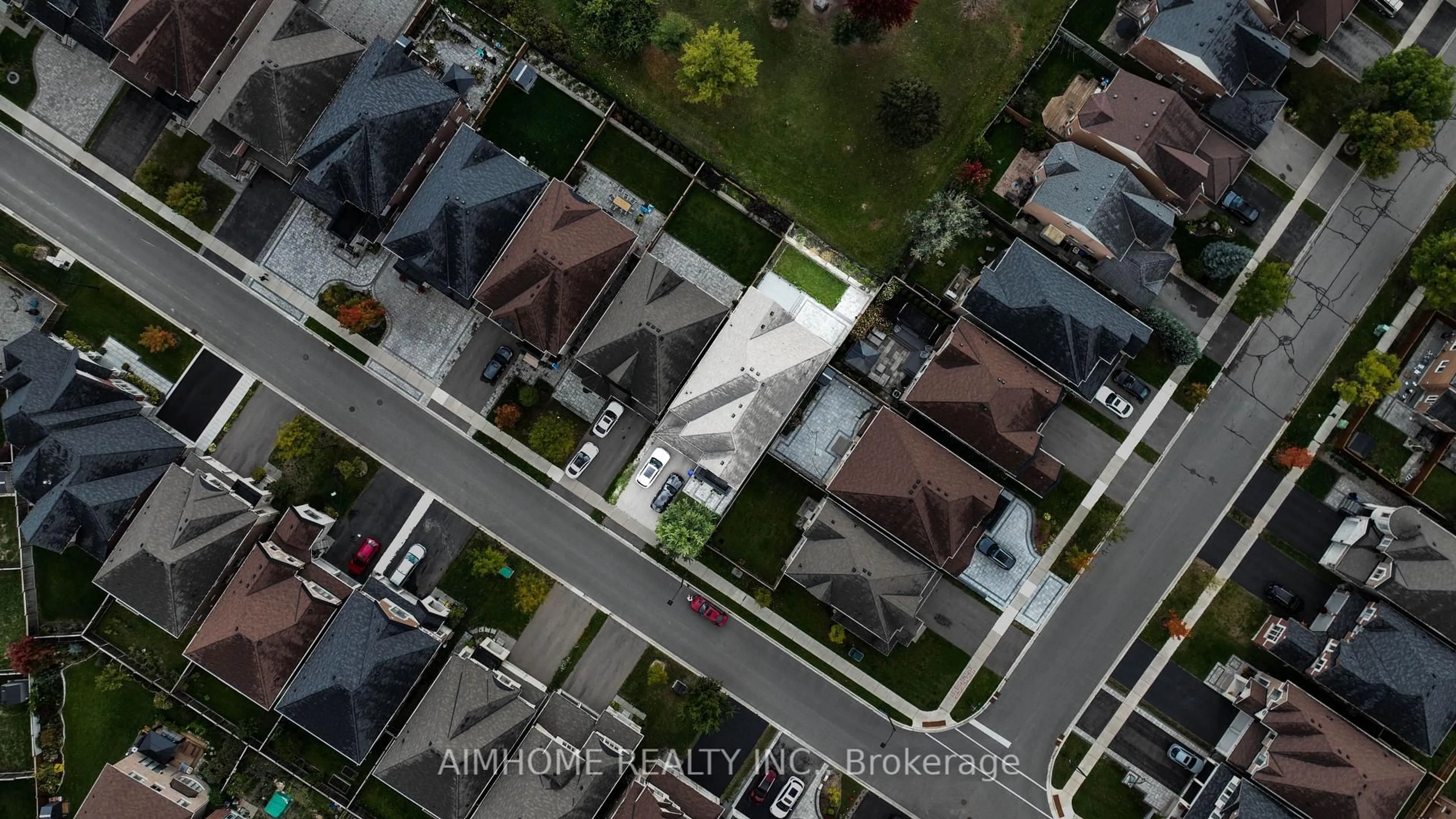 A pic from outside/outdoor area/front of a property/back of a property/a pic from drone, street for 706 Harry Douglas St, Newmarket Ontario L3X 0J8