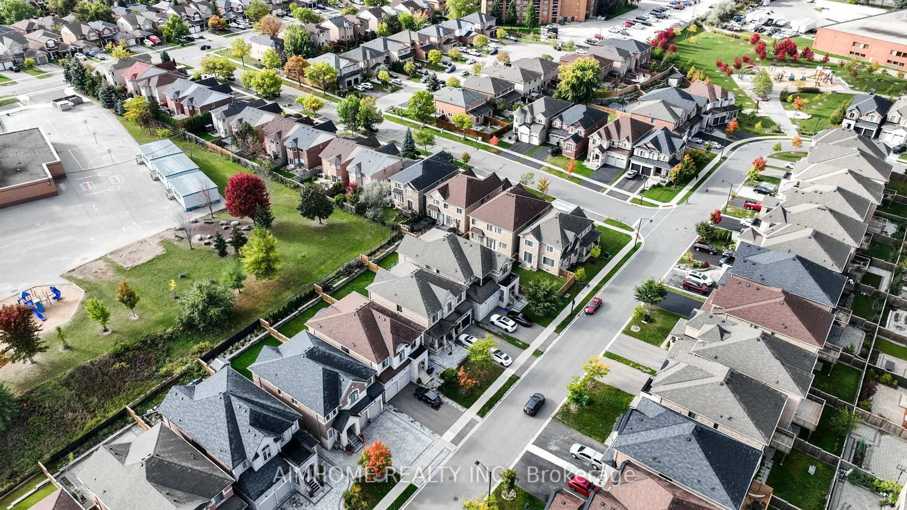 A pic from outside/outdoor area/front of a property/back of a property/a pic from drone, street for 706 Harry Douglas St, Newmarket Ontario L3X 0J8