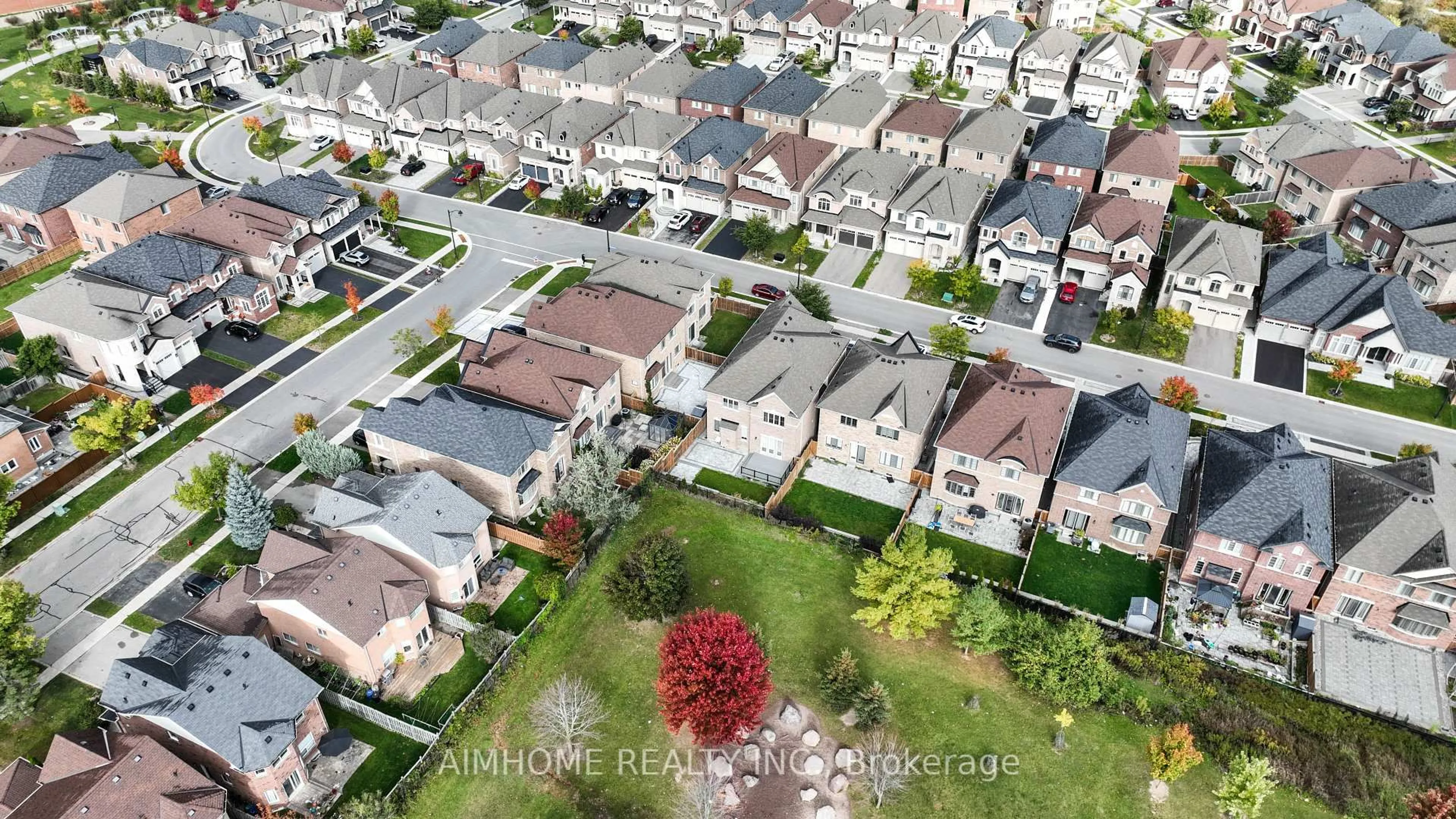 A pic from outside/outdoor area/front of a property/back of a property/a pic from drone, street for 706 Harry Douglas St, Newmarket Ontario L3X 0J8