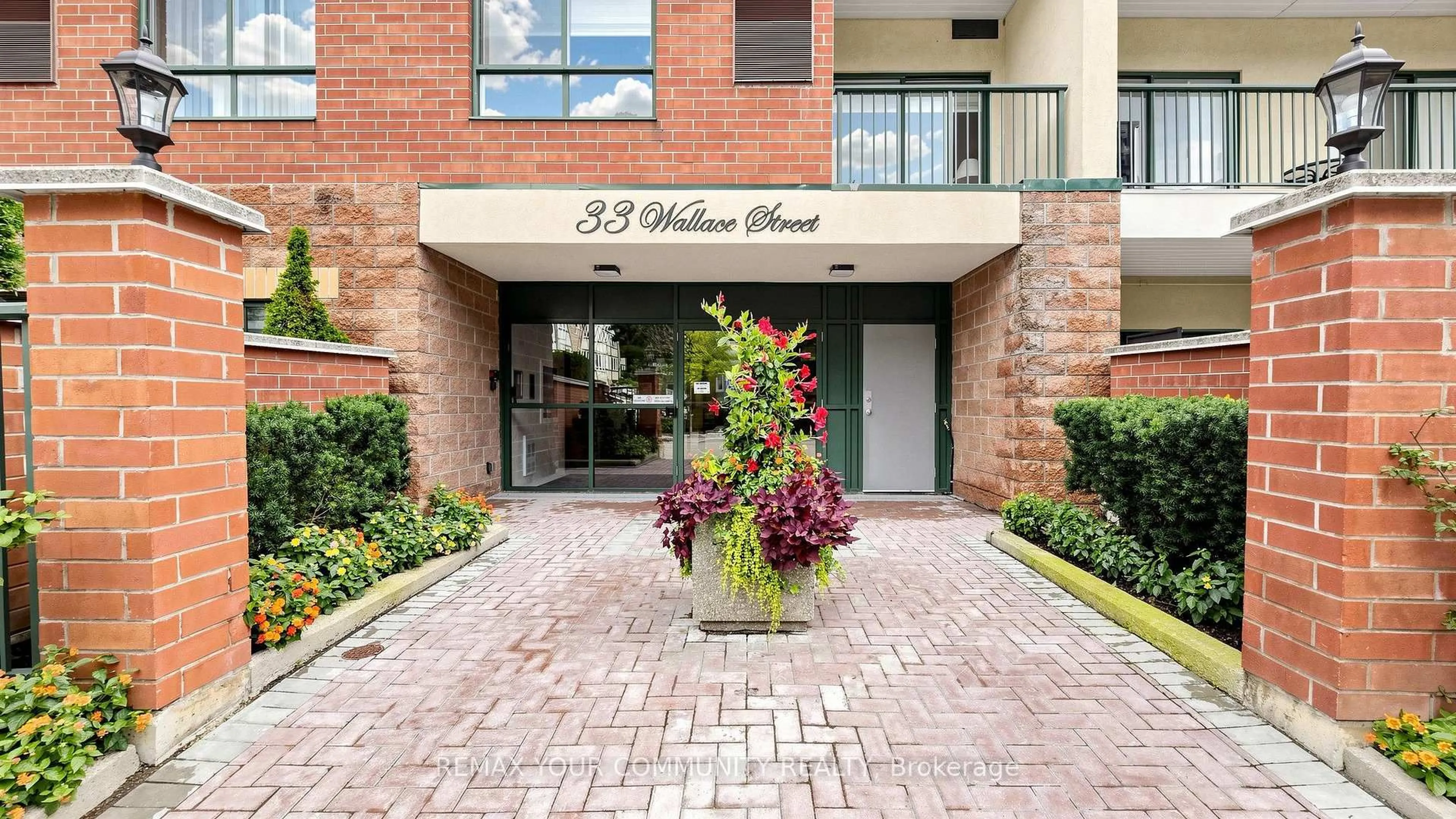 Indoor foyer for 33 Wallace St #214, Vaughan Ontario L4L 9L4