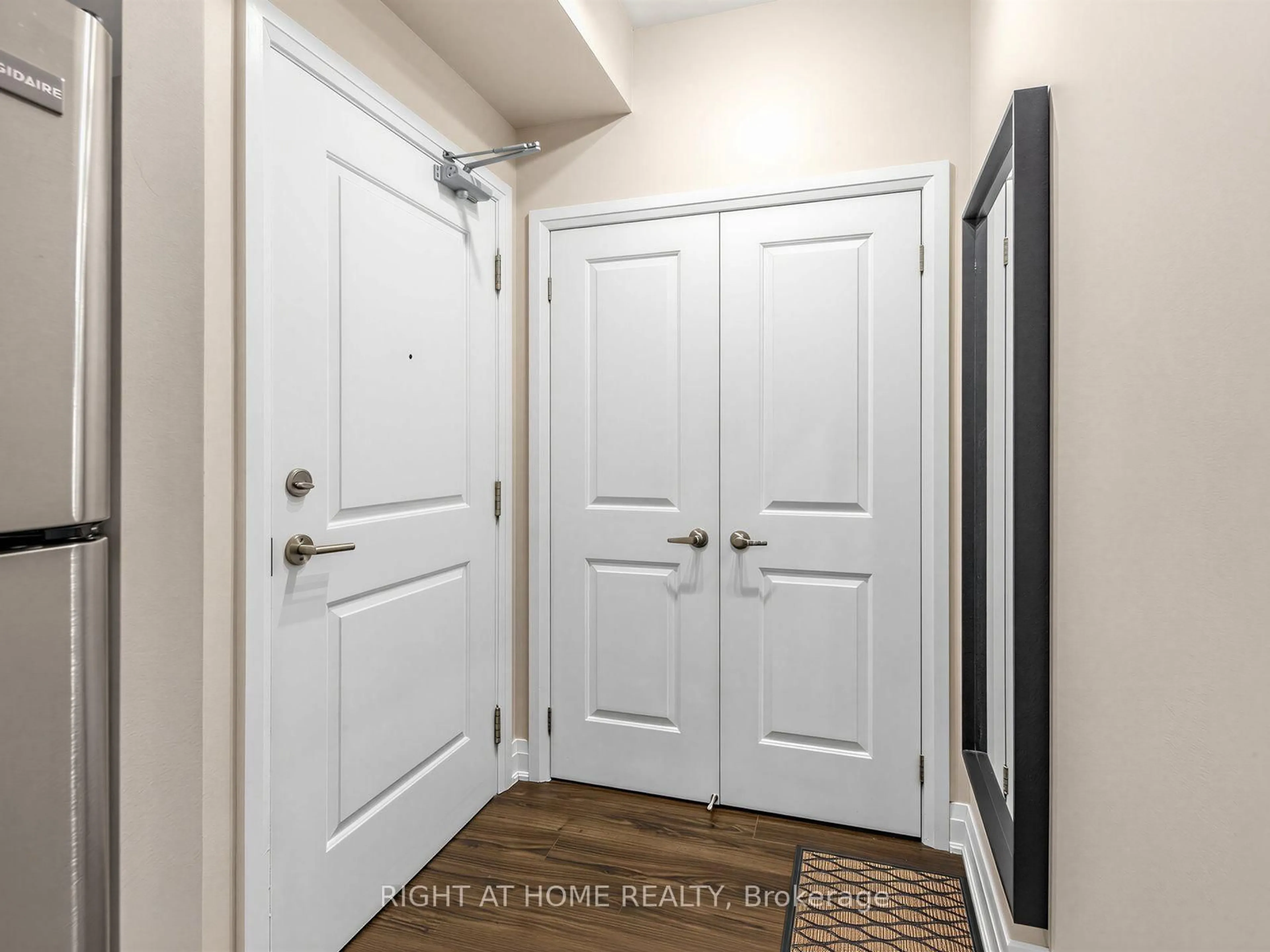 Indoor entryway for 24 Woodstream Blvd #808, Vaughan Ontario L4L 8C4