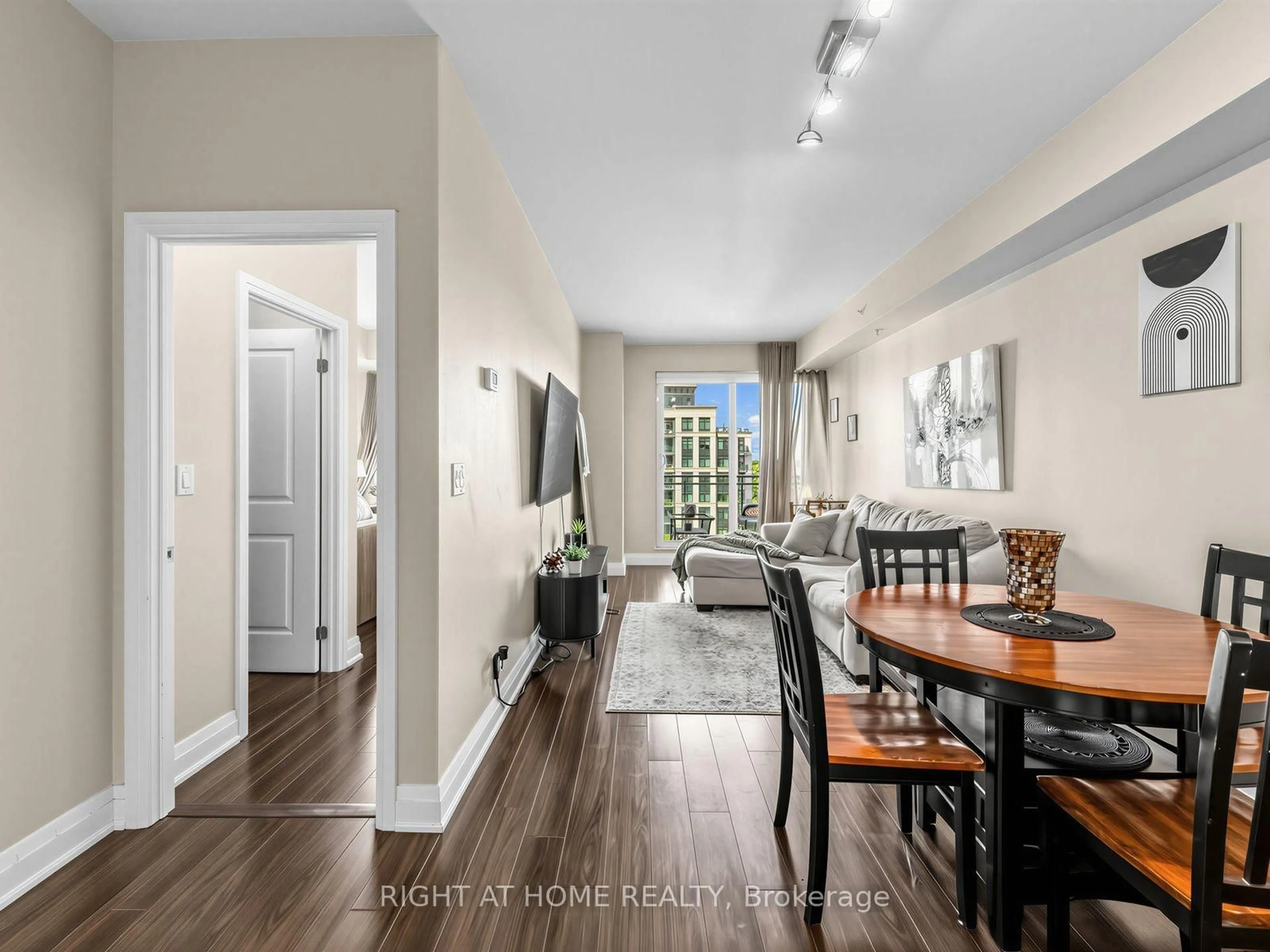 Indoor entryway for 24 Woodstream Blvd #808, Vaughan Ontario L4L 8C4