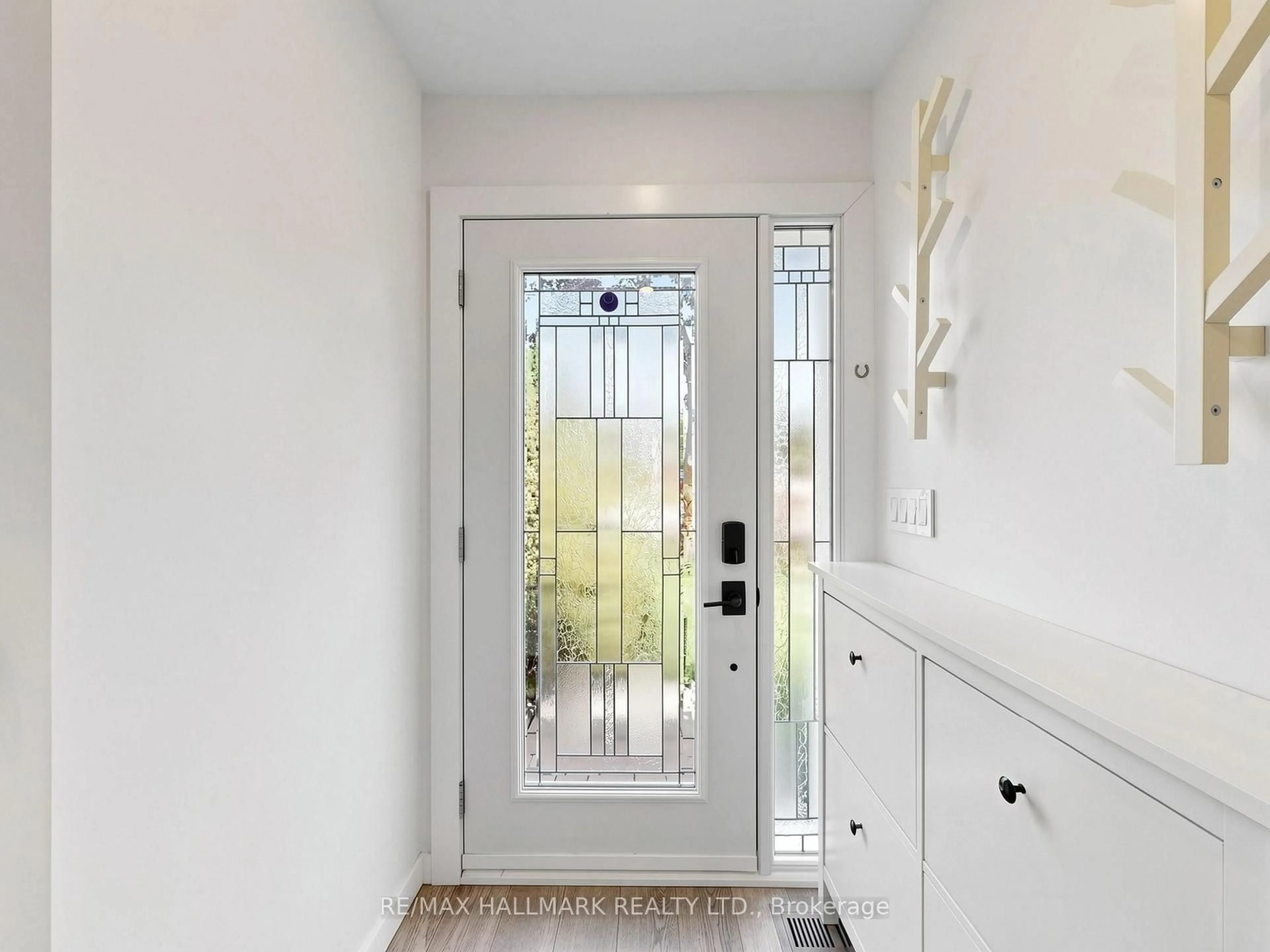 Indoor entryway for 400 Handley Cres, Newmarket Ontario L3Y 4T4