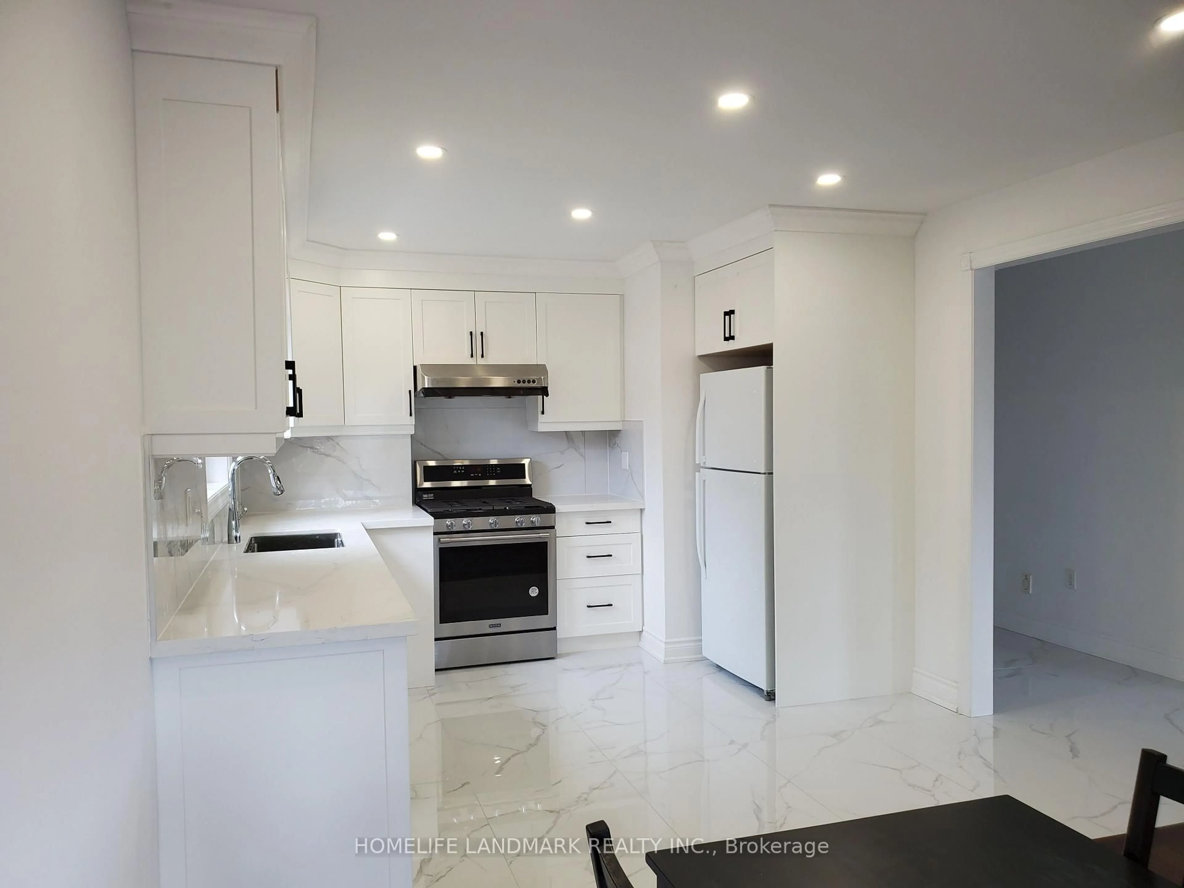Open concept kitchen, ceramic/tile floor for 17 Maralim Rd, Richmond Hill Ontario L4C 2K6