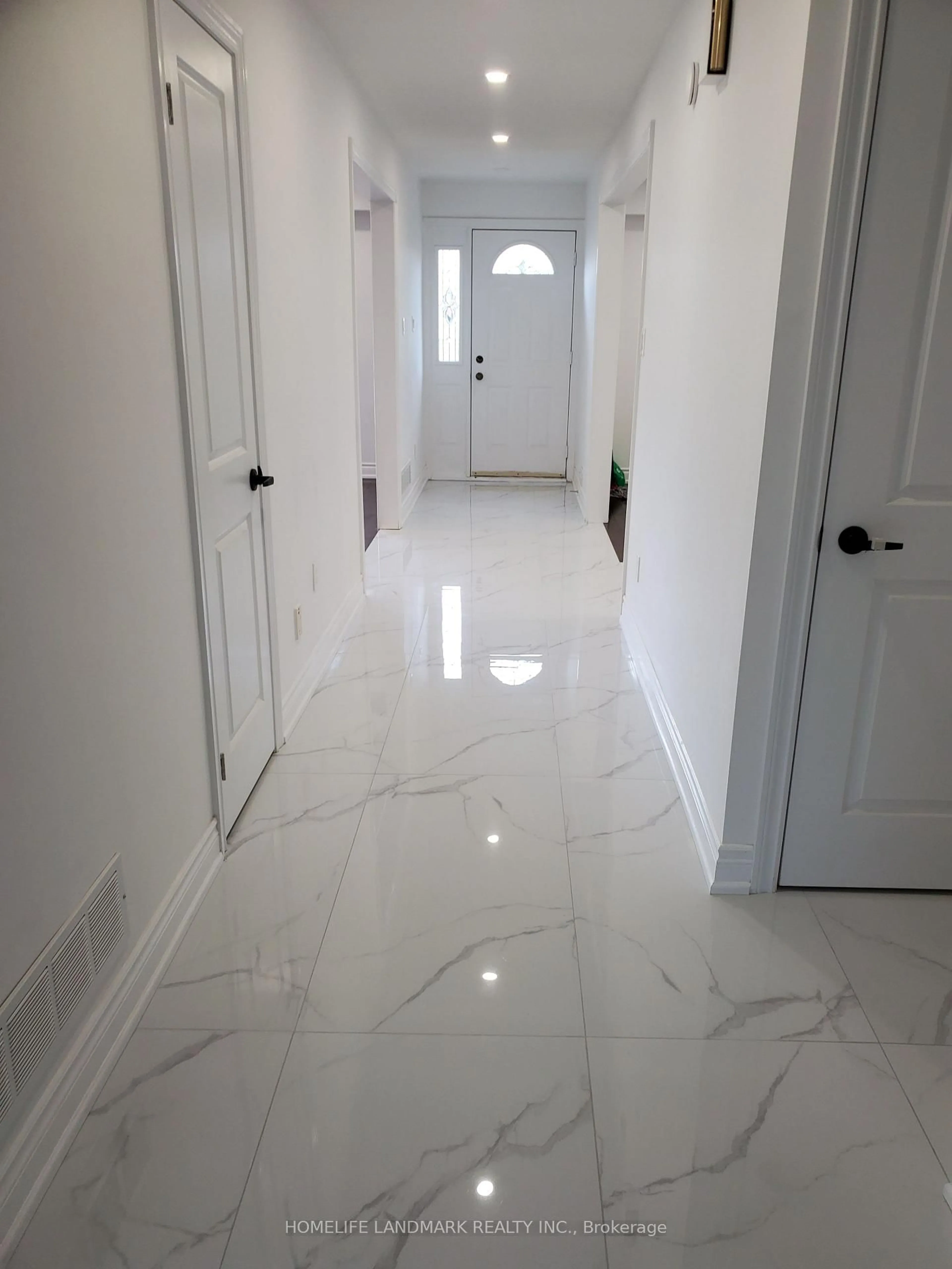 Indoor foyer for 17 Maralim Rd, Richmond Hill Ontario L4C 2K6